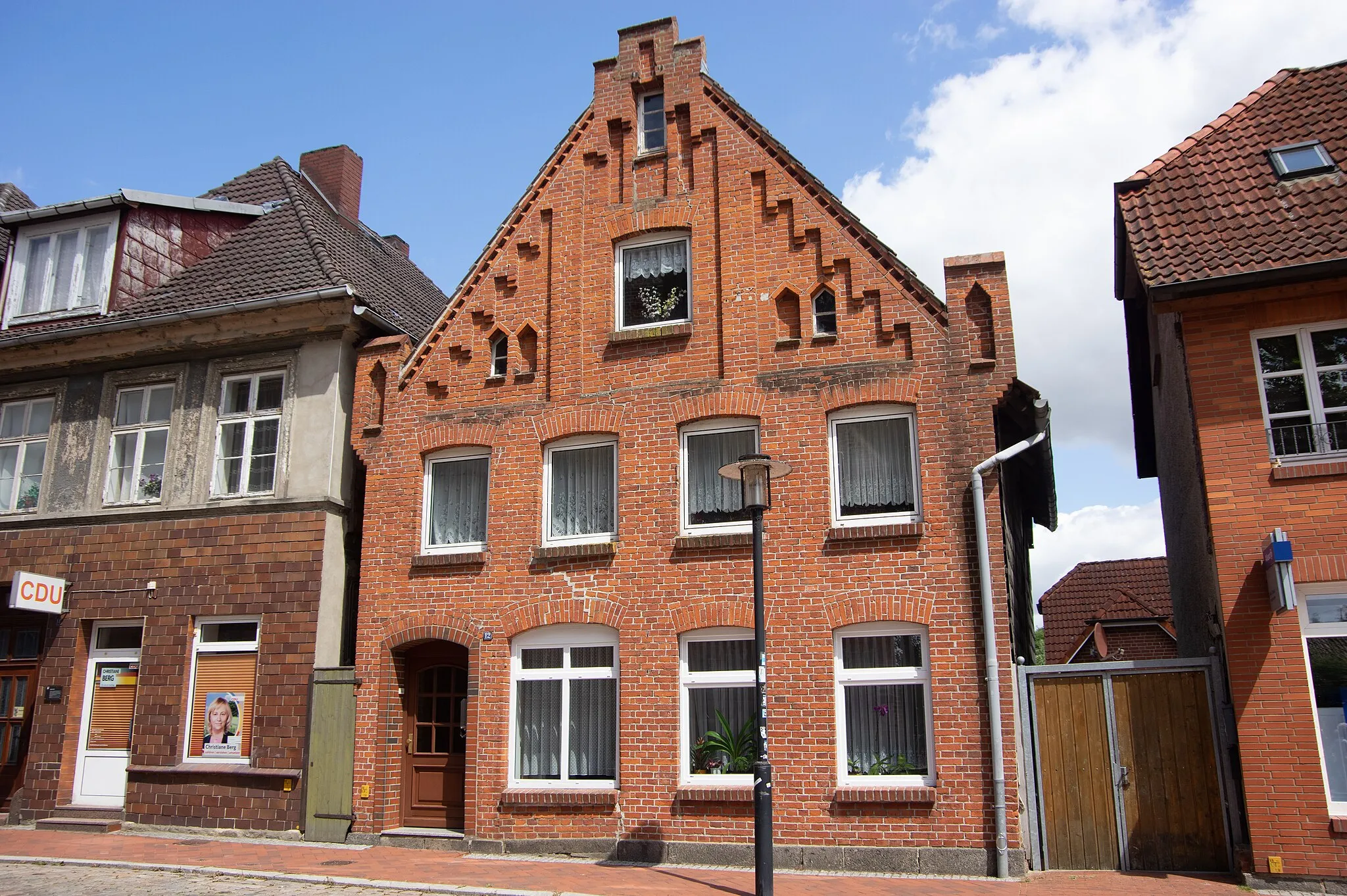 Photo showing: Gadebusch in Mecklenburg-Vorpommern. Das Gebäude, die Adresse steht im Namen, steht unter Denkmale