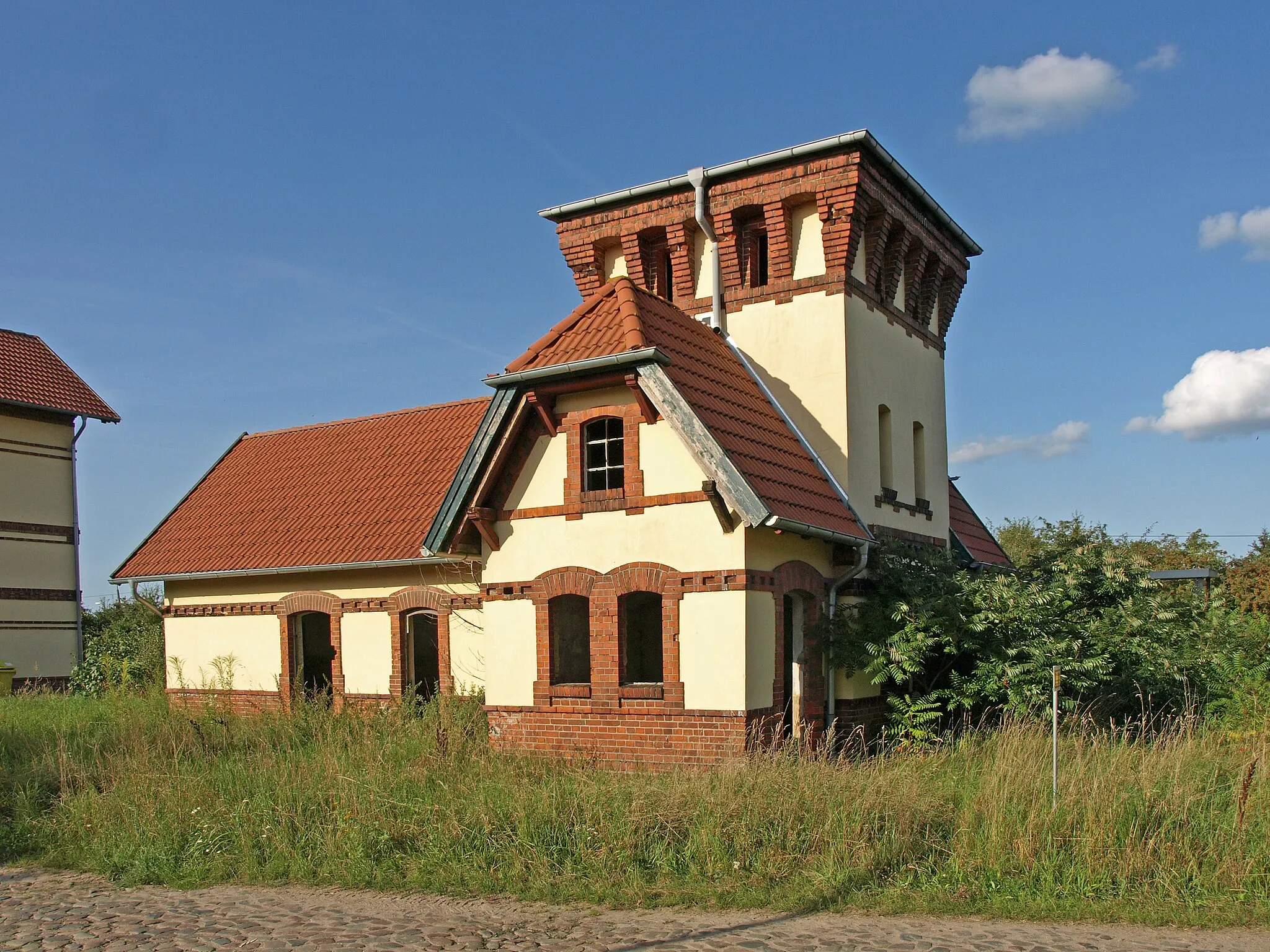 Photo showing: Wasserstation am Bahnhof Lützow, der Aufsatz ist nicht mehr vorhanden