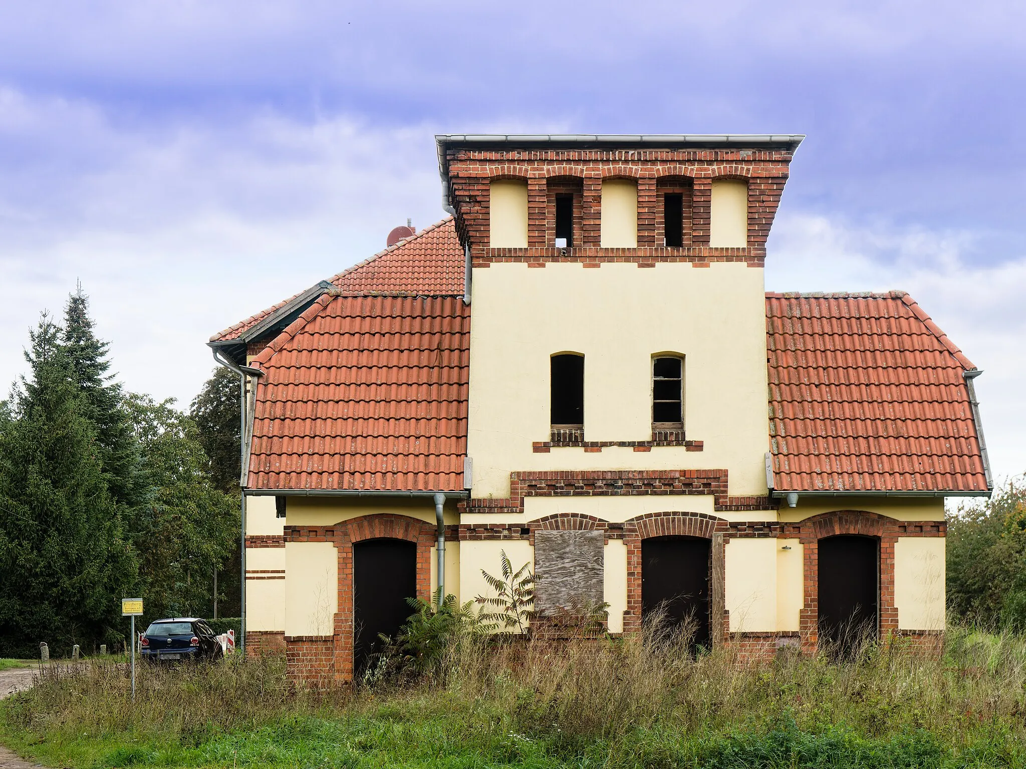 Photo showing: Bahnhof mit Empfangsgebäude, Güterabfertigung, Nebengebäude und integriertem Wasserturm, Bahnhof 1 in Lützow (Mecklenburg)