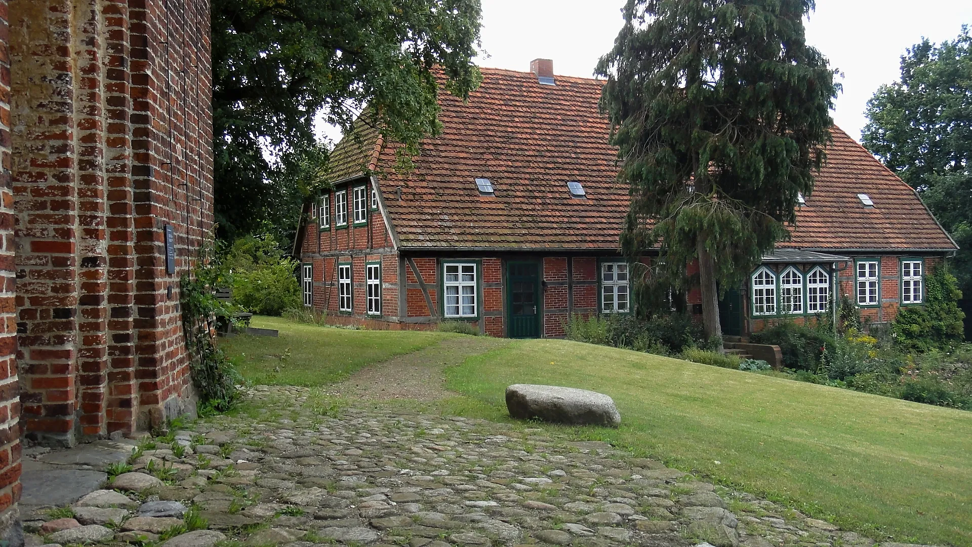 Photo showing: Blick vom Kirchenportal zum Pfarrhaus in Mühlen Eichsen