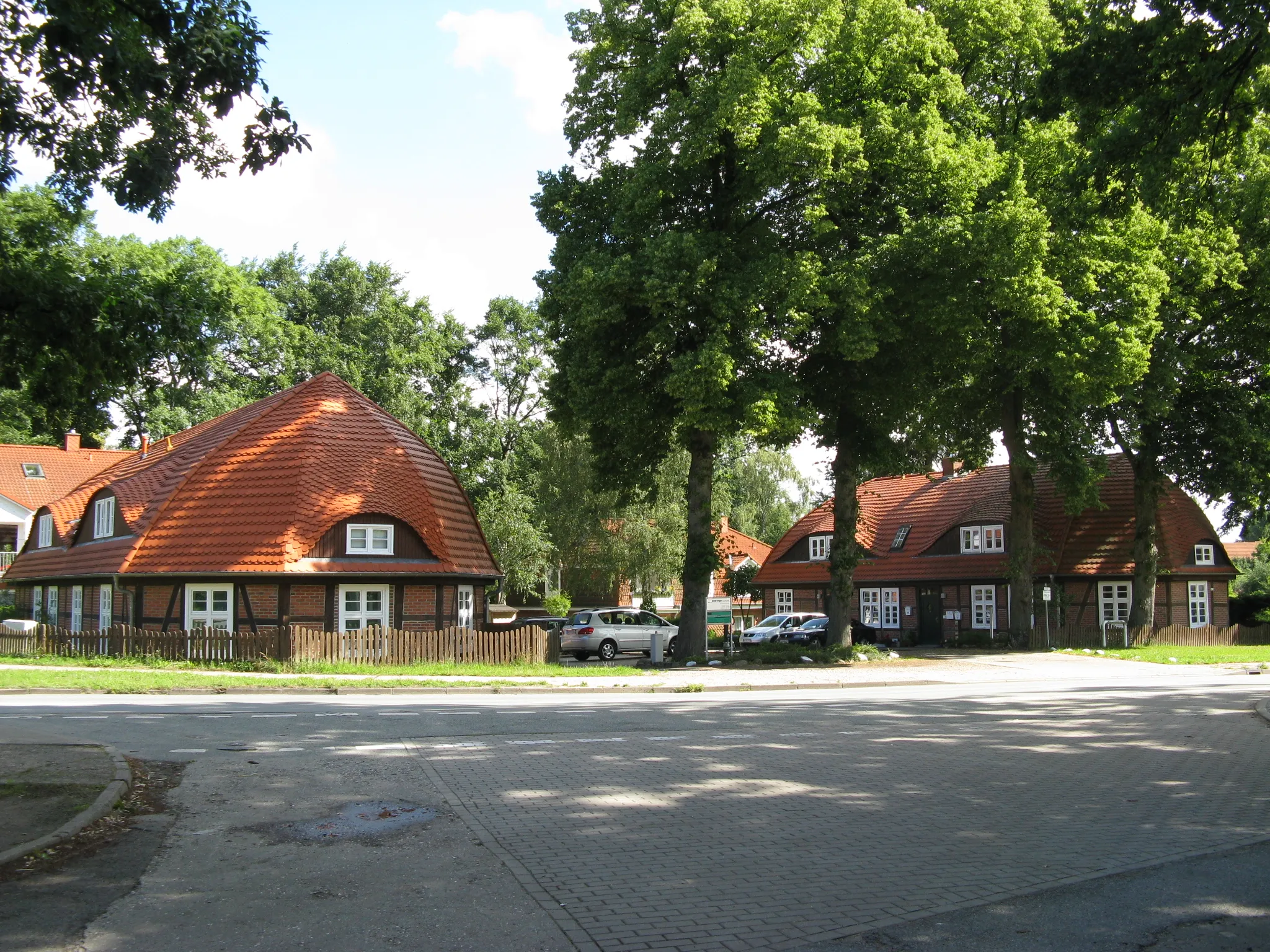 Photo showing: Hunting lodge Jagdschloss Friedrichsthal in Schwerin, Mecklenburg-Vorpommern, Germany. Cavalier houses in opposite to the main building. On the left: Herrensteinfelder Weg 2, on the right: Lärchenallee 42.