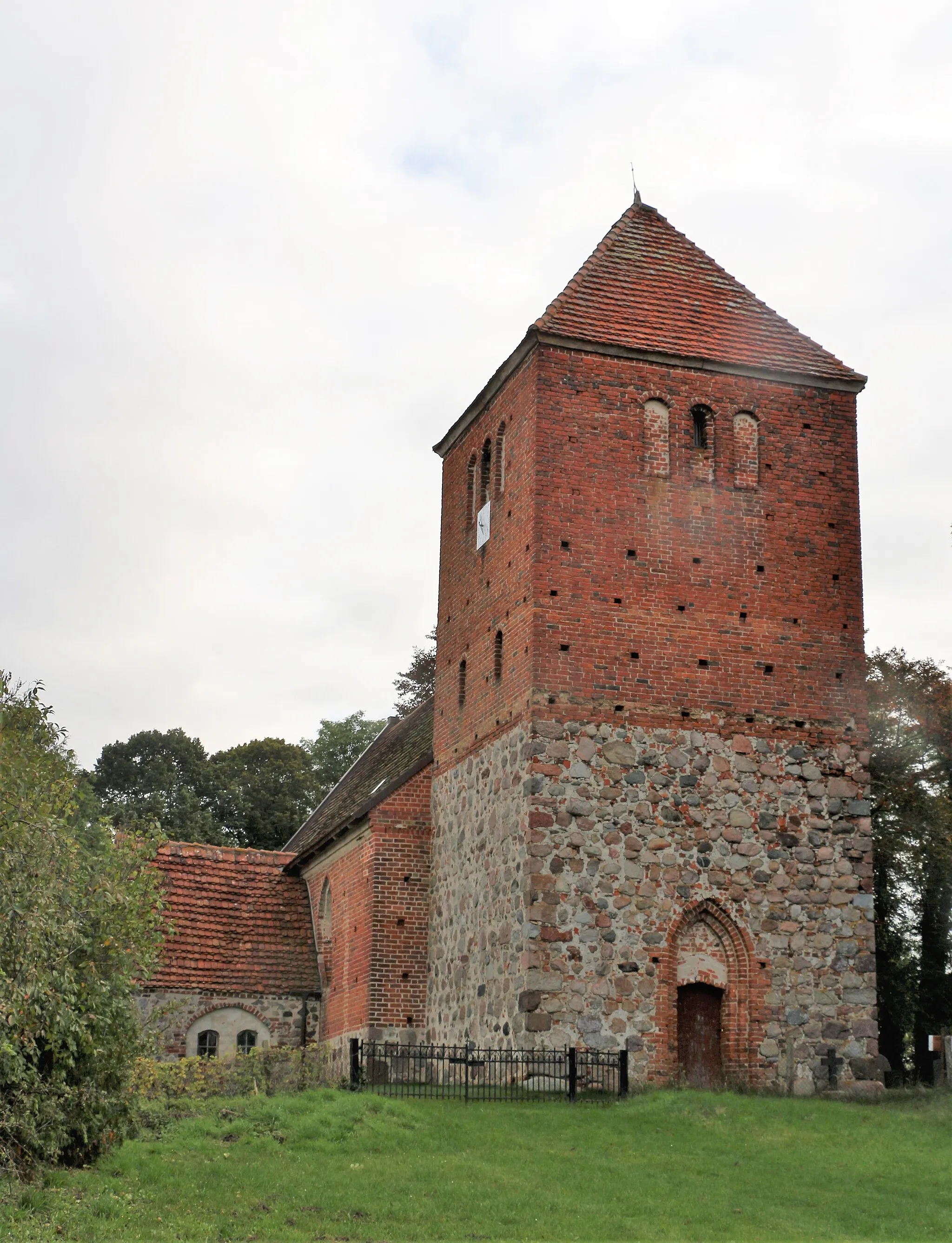 Photo showing: Die Kirche von Karcheez von Westen