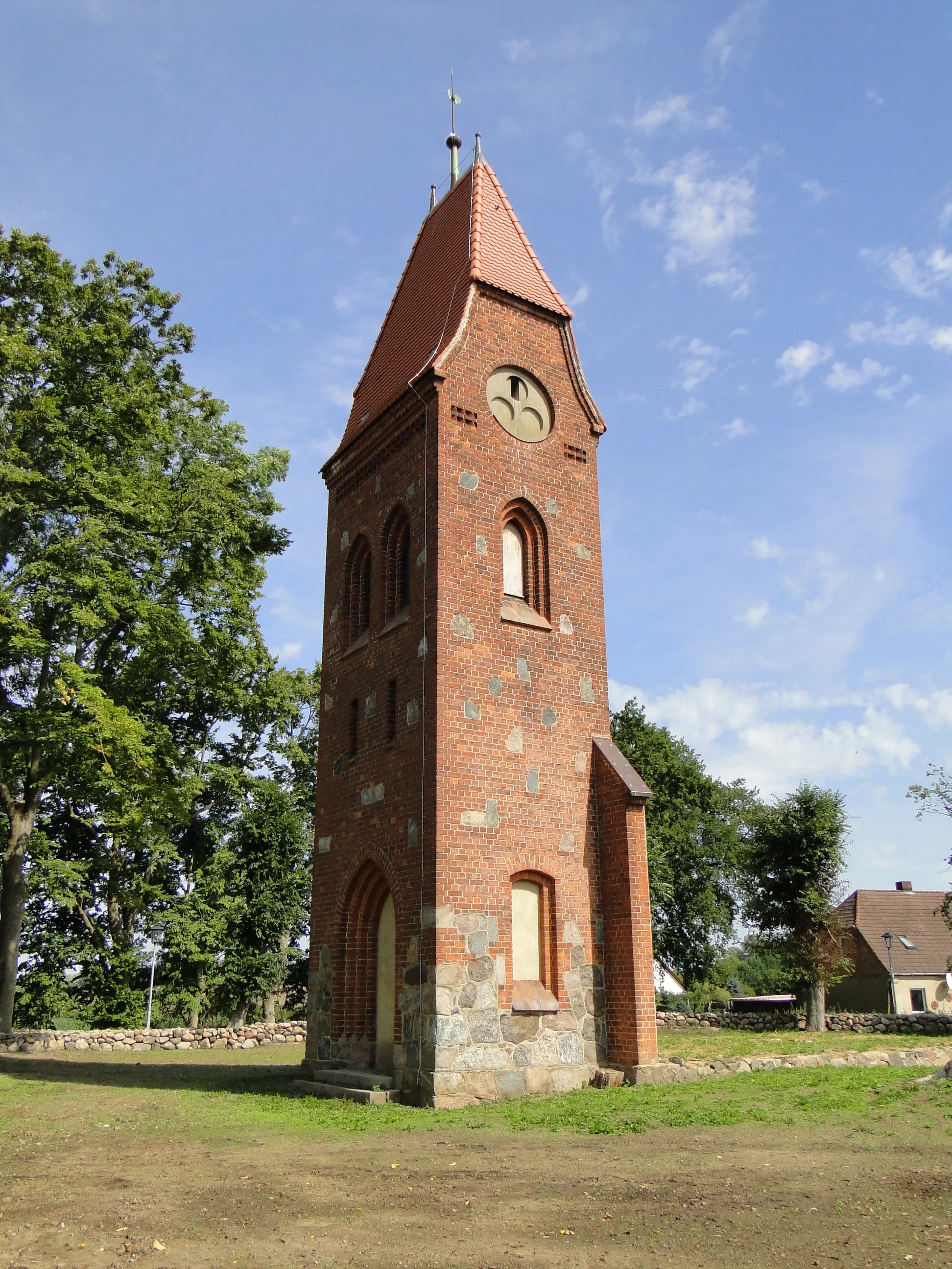 Photo showing: Church tower in Dargelütz, district Parchim, Mecklenburg-Vorpommern, Germany