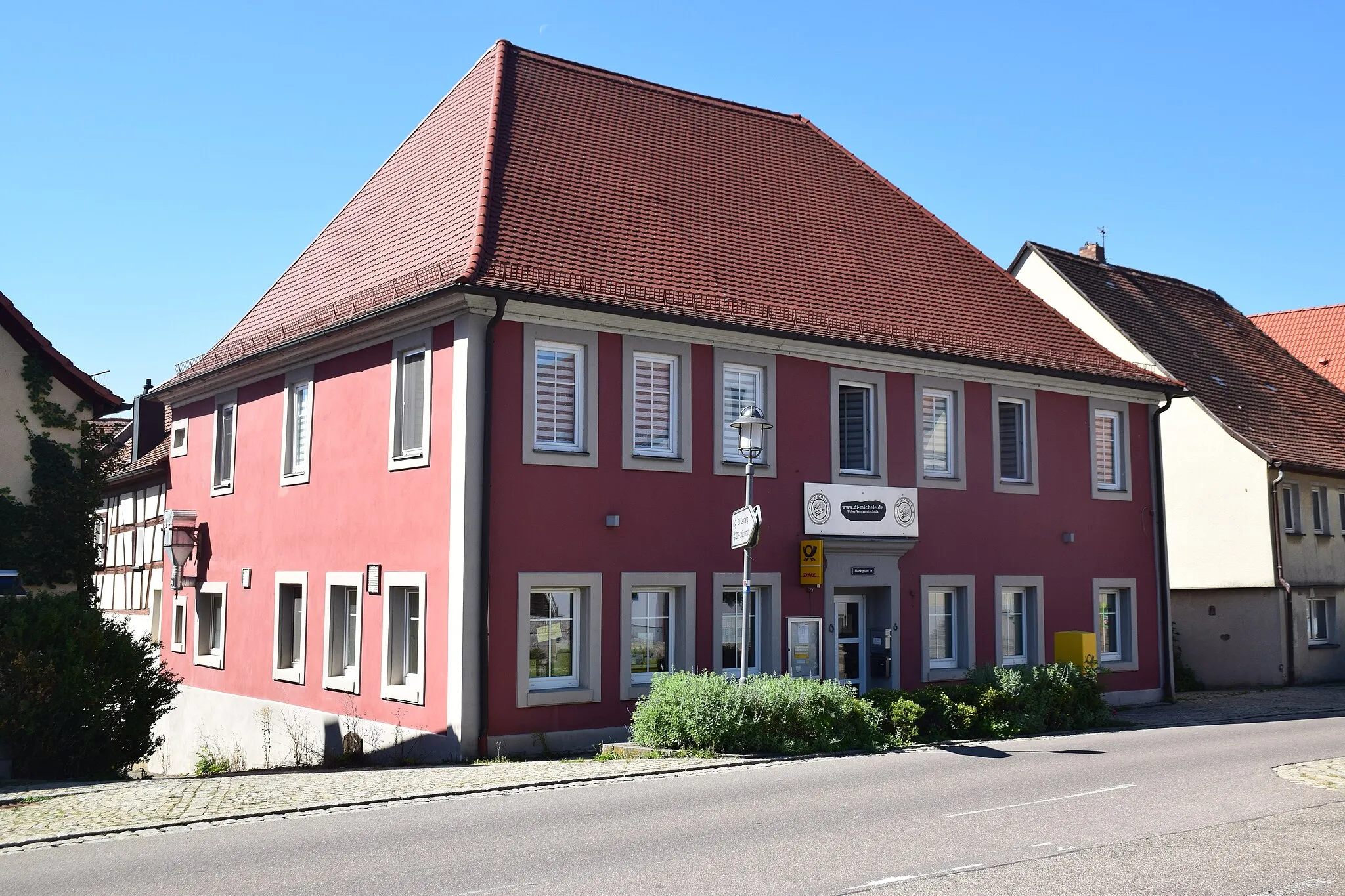 Photo showing: zweigeschossiger Walmdachbau mit verputztem Fachwerkobergeschoss und Ecklisenen, rückwärtig zweigeschossiger, traufseitiger Satteldachanbau mit Fachwerkobergeschoss