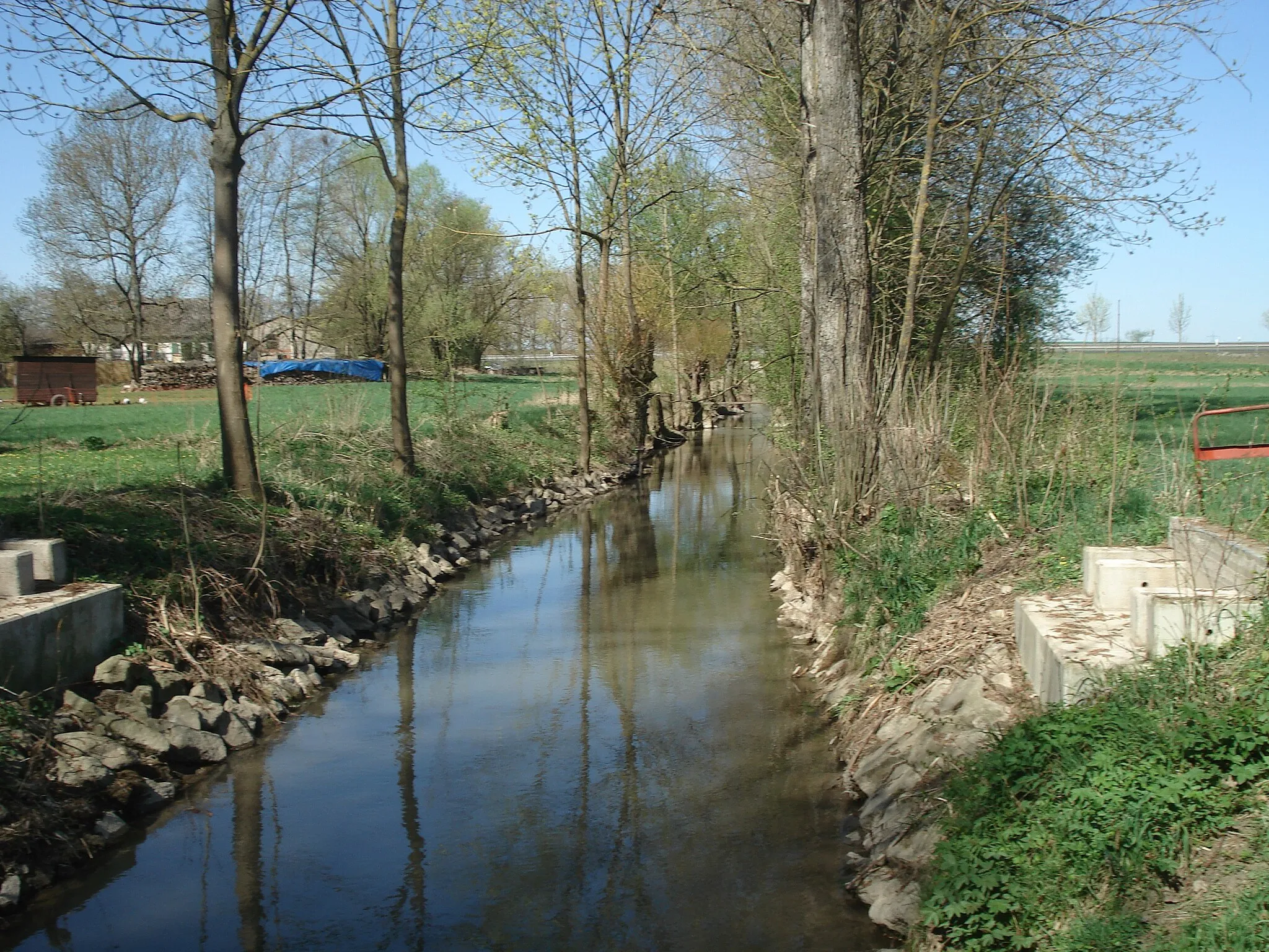 Photo showing: Der Ainbach in Illesheim (Unterlauf des Ottenbaches)