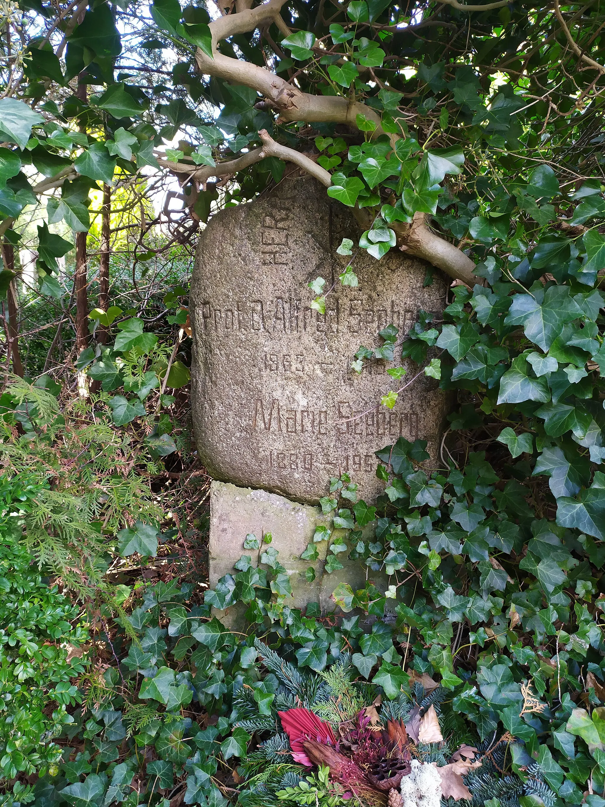 Photo showing: Ahrenshoop (Deutschland). Grabstätte auf dem Friedhof bei der Schifferkirche.