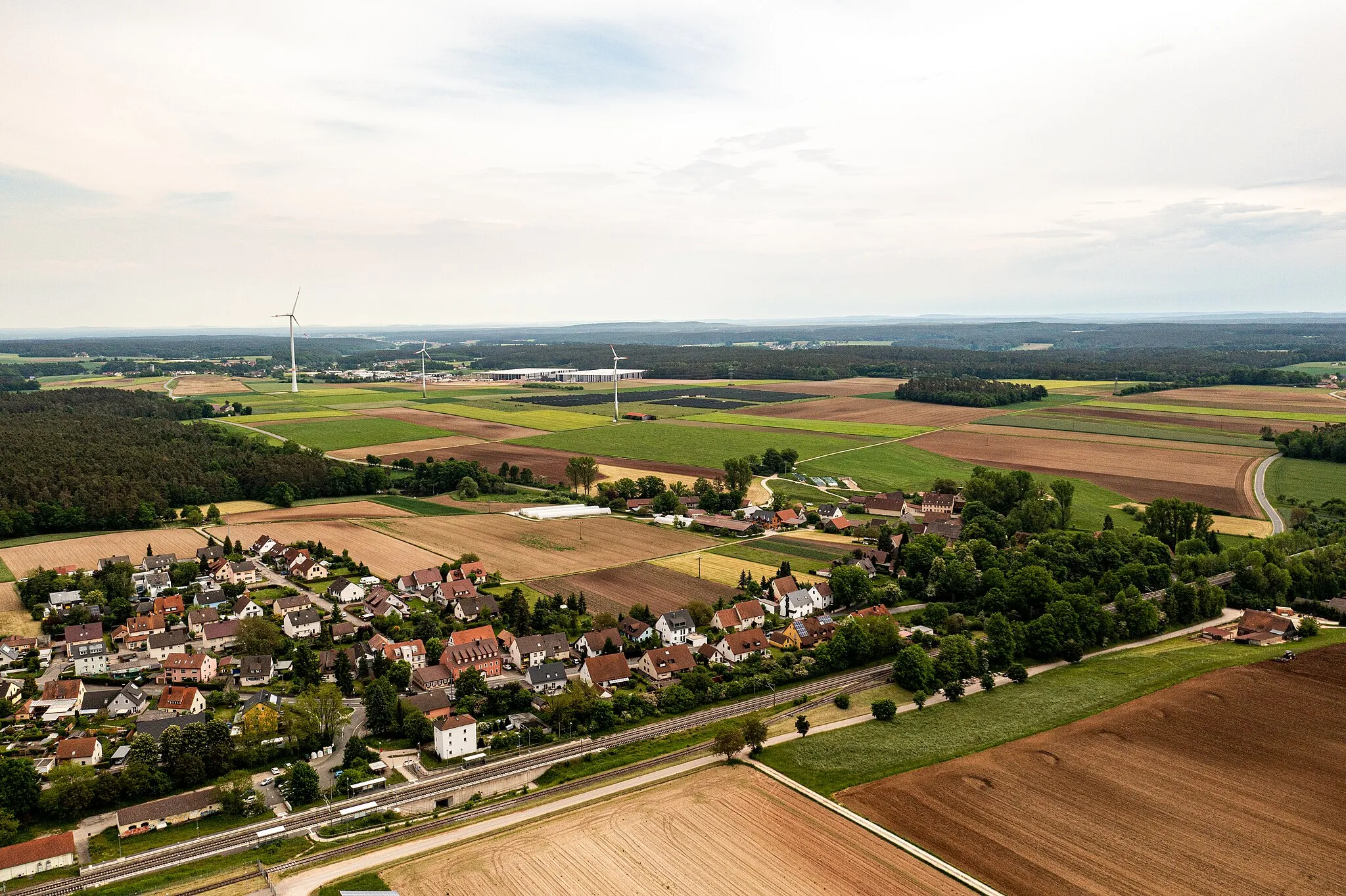 Photo showing: Raitersaich bei Roßtal - im Hintergrund evtl. zukünftiges Baugebiet für ein von der Dt. Bahn geplantes ICE-Werk, Juni 2021