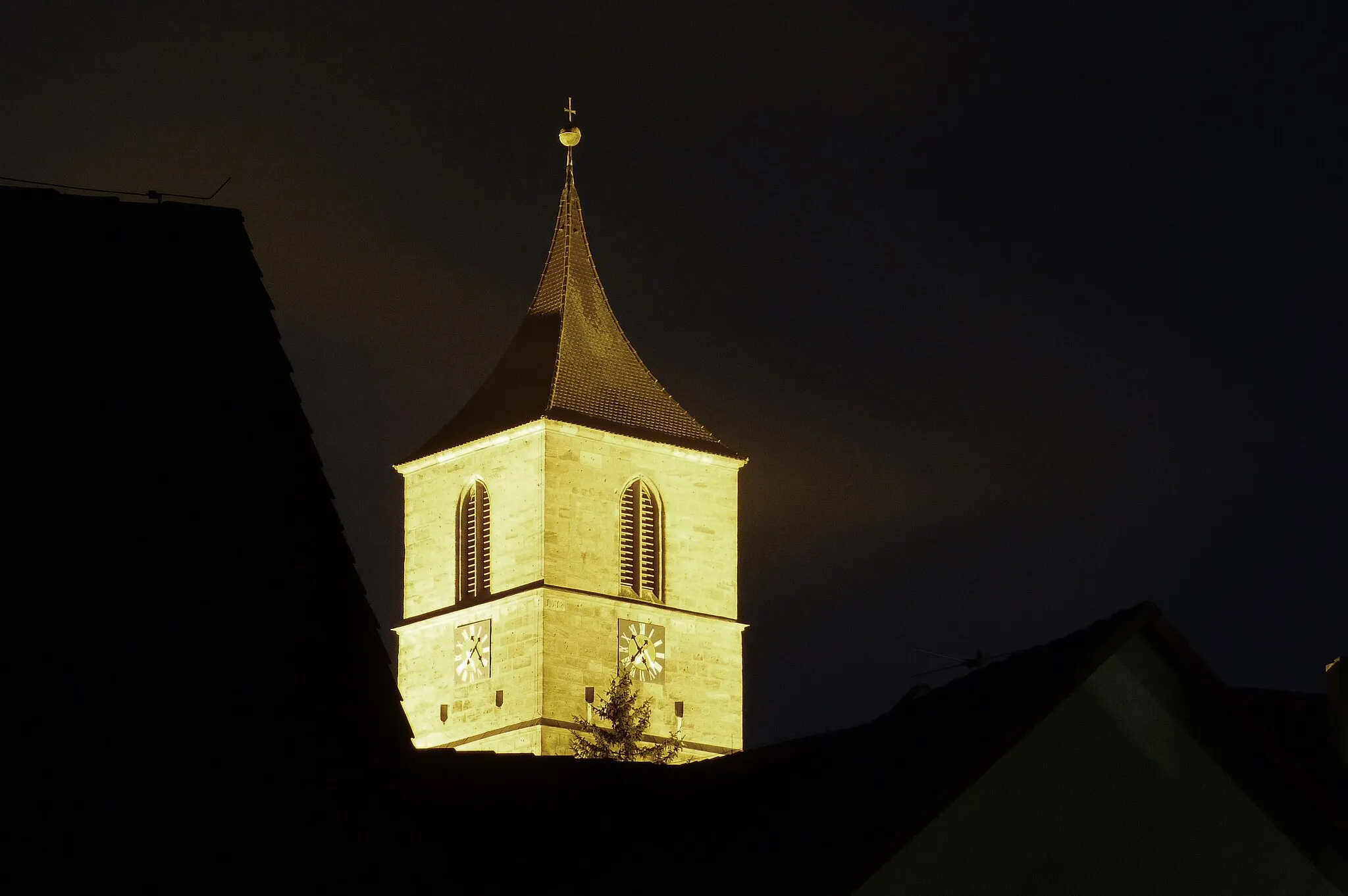 Photo showing: Turm der St. Vitus Kirche in Veitsaurach bei Nacht
