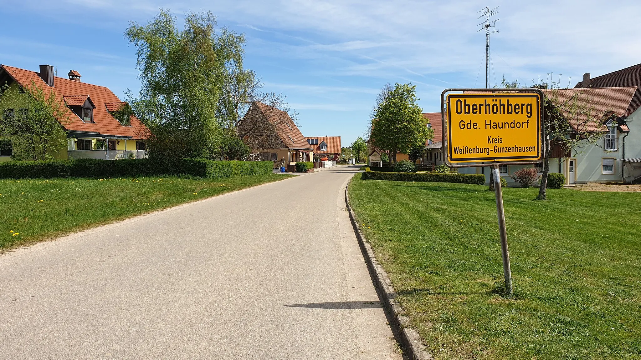 Photo showing: Dieses Foto stellt den Ortseingang von Oberhöhberg da, darauf zu sehen ist das Ortseingangsschild.