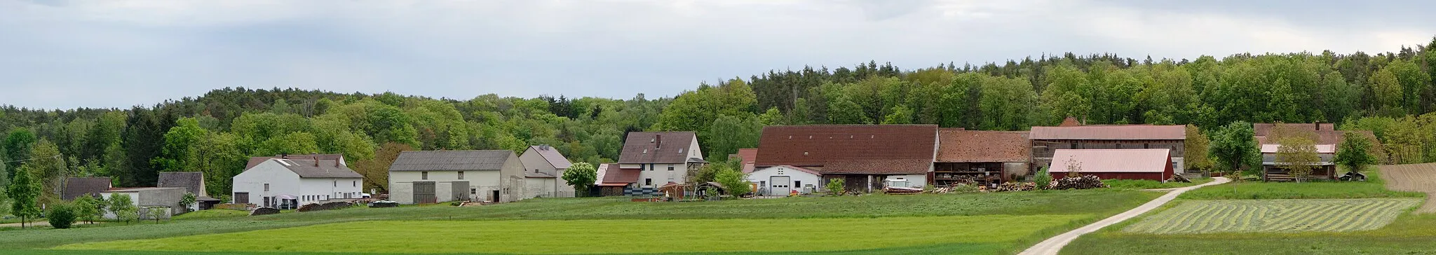 Photo showing: A panorama of Obermembach, a village of the town of Heßdorf in northern Bavaria.