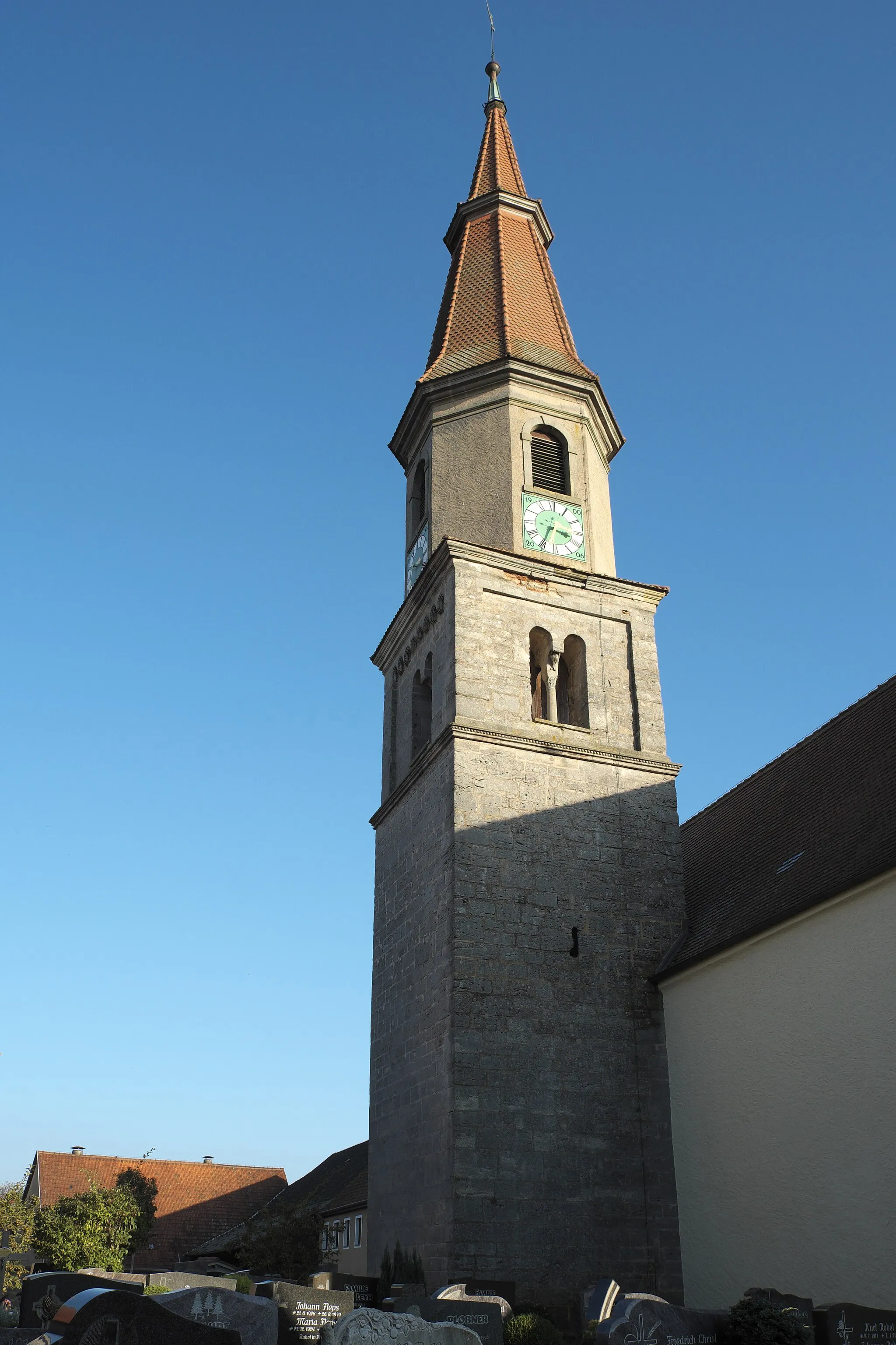 Photo showing: Evangelisch-lutherische Pfarrkirche, ehem. St. Peter, in Sinbronn, einem Ortsteil von Dinkelsbühl im Landkreis Ansbach (Mittelfranken/Bayern), romanischer Turm aus dem frühen 13. Jahrhundert, Turmoktogon von 1722/23