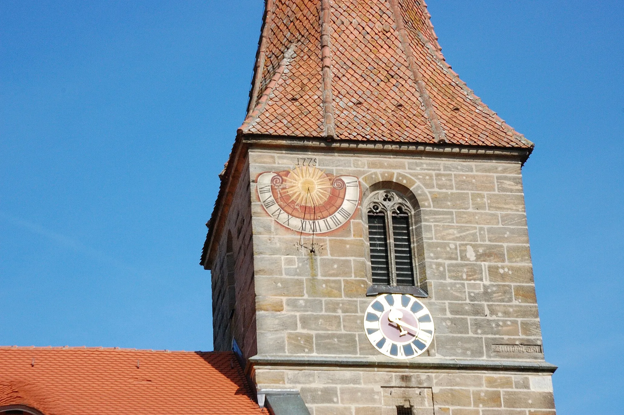 Photo showing: St. Georgskirche Immeldorf, Turmuhr und Sonnenuhr