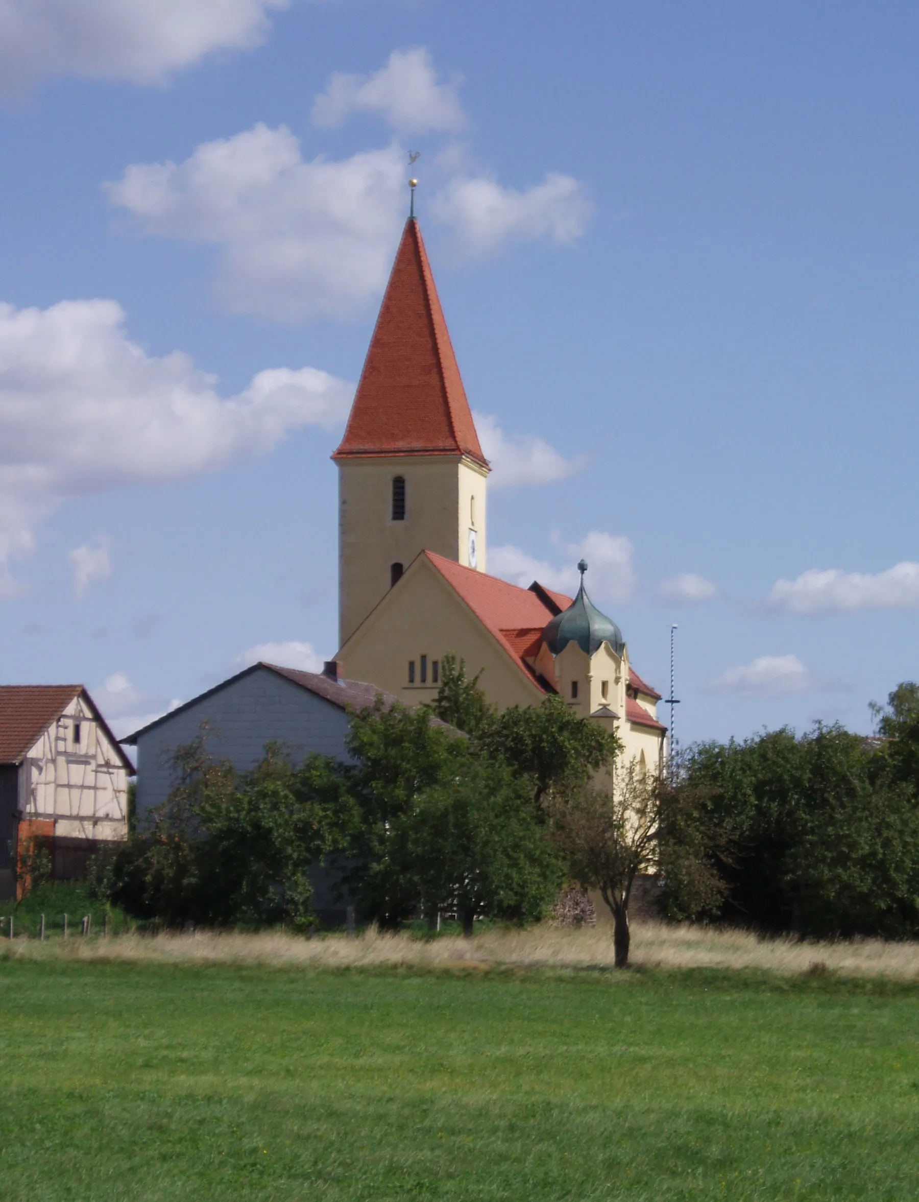 Photo showing: Pfarrkirche St. Sixtus in Pollenfeld (Landkreis Eichstätt), aus westlicher Sicht
