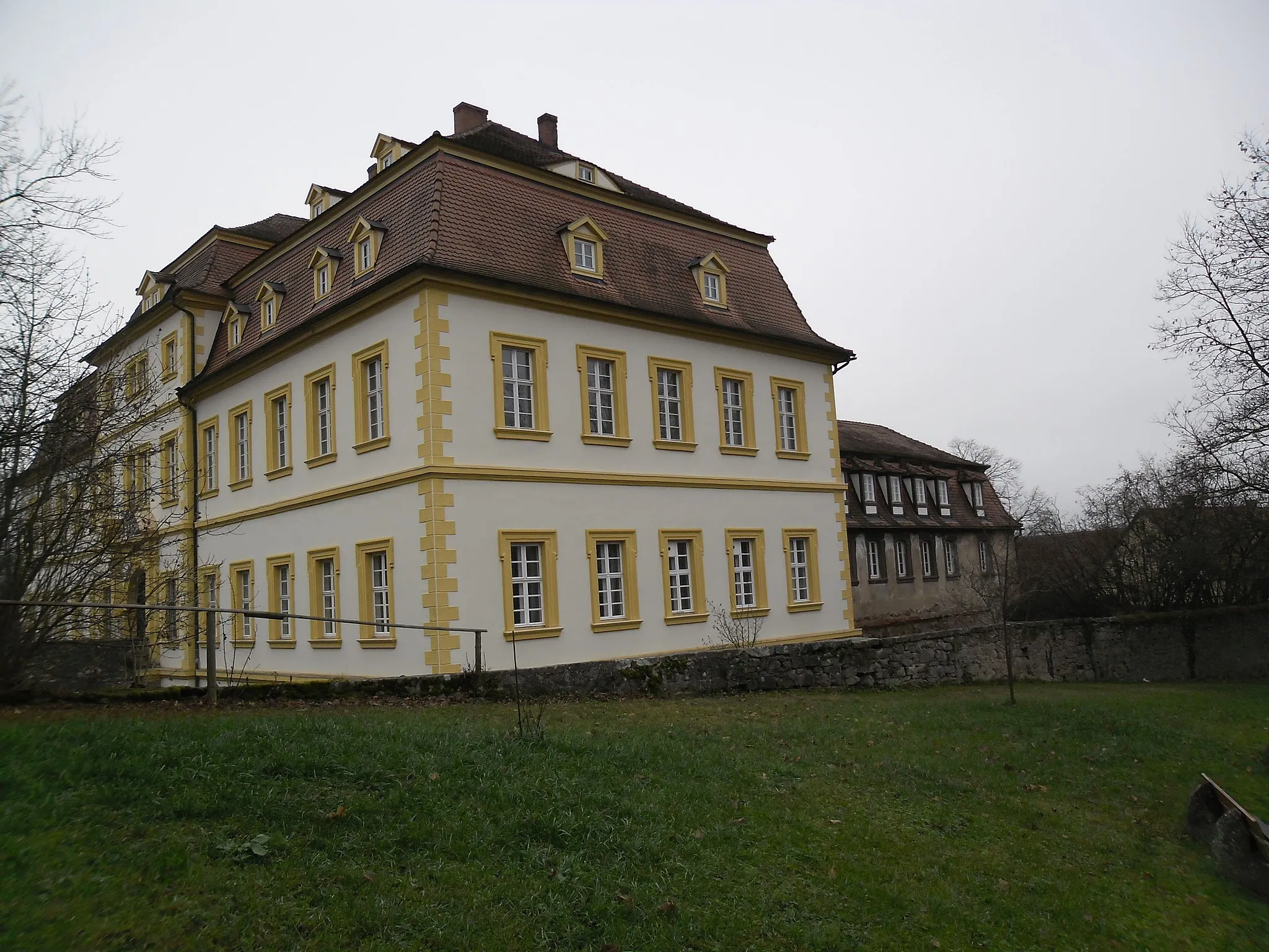 Photo showing: Bilder aus der Gemeinde Trautskirchen, unter anderem mit der Pfarrkirche St. Laurentius und dem Schloss, entstanden überwiegend in der Hauptstraße und in der Schlossstraße im Gemeindegebiet links der Zenn