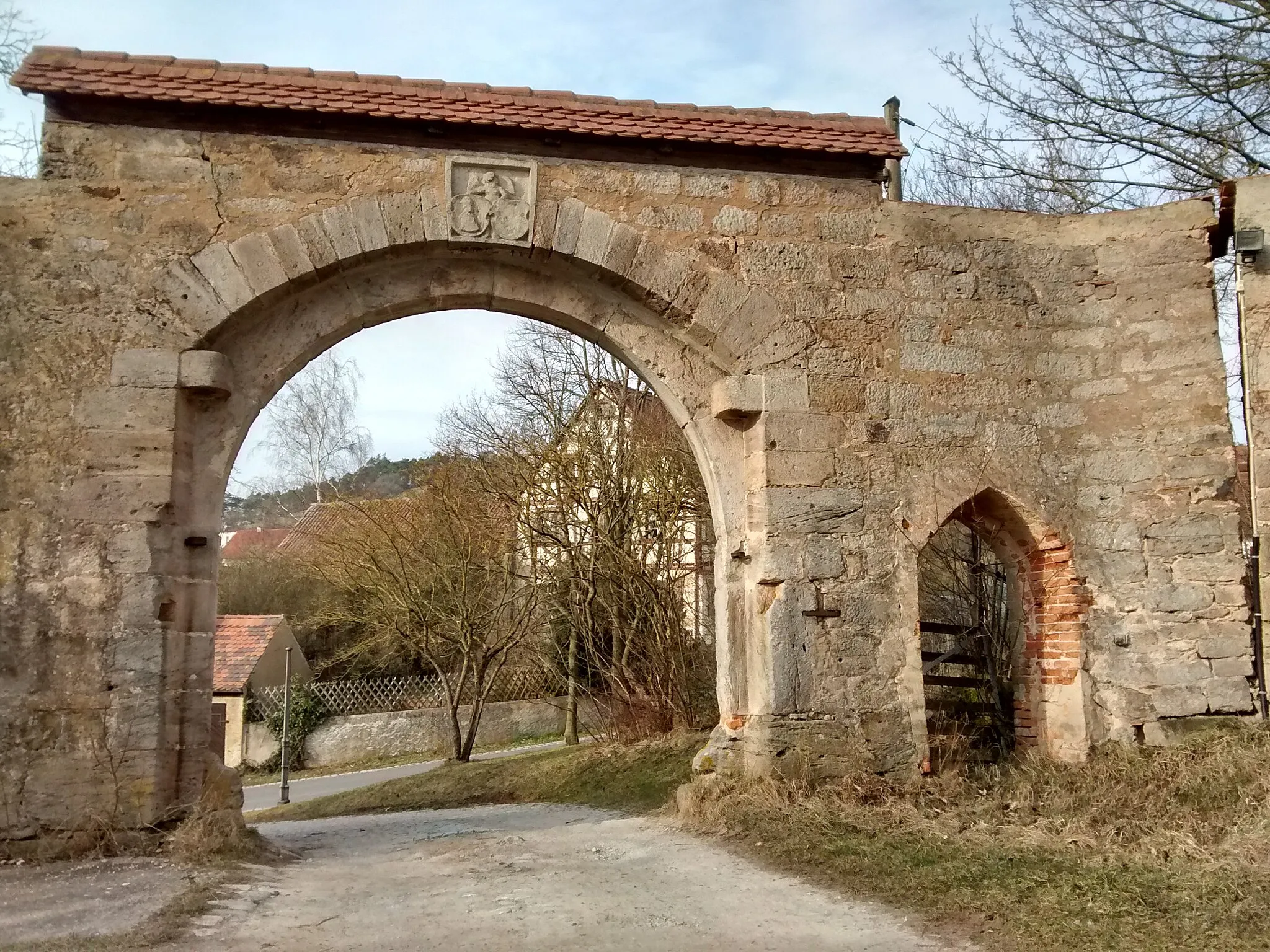 Photo showing: Ausgang aus dem Schlosshof Trautskirchen