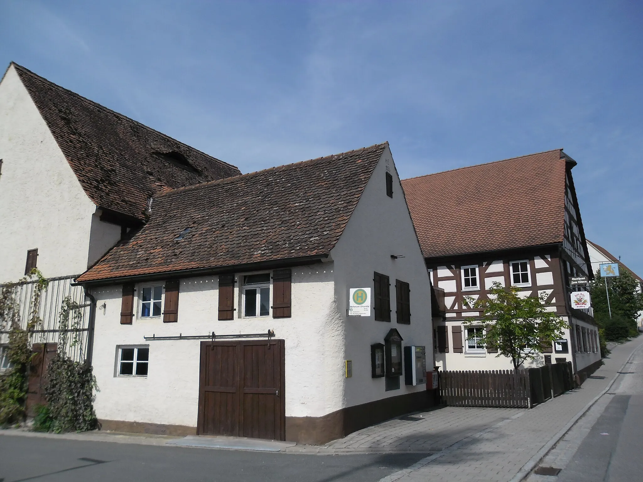 Photo showing: Das Gasthaus Zum Löwen in der Ansbacher Str. 5 in Weihenzell