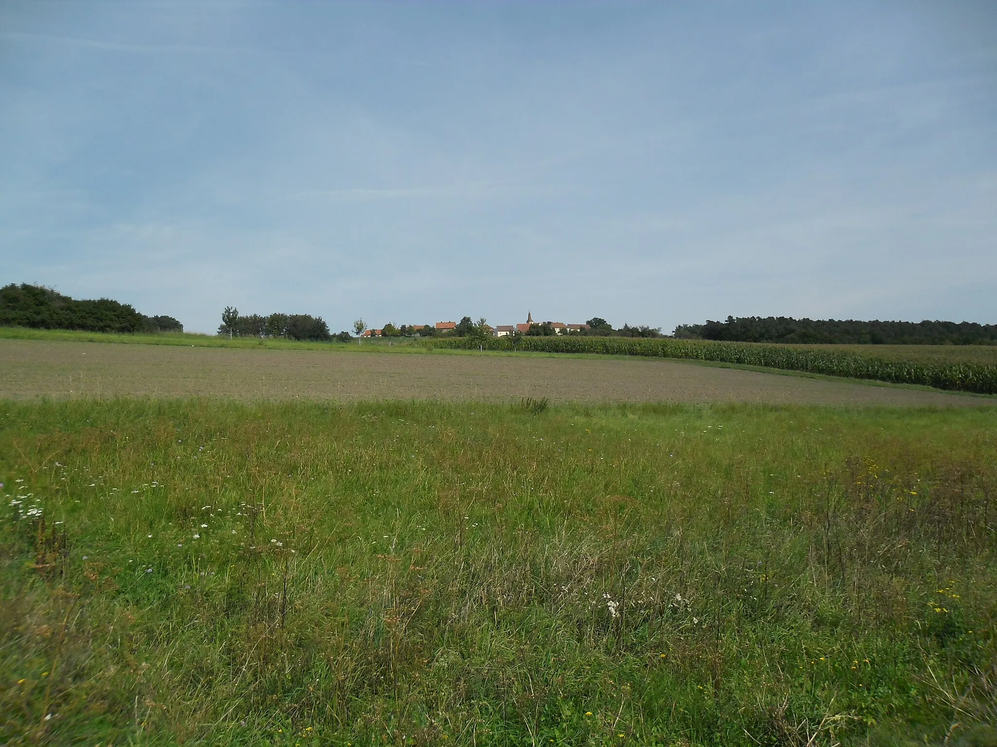 Photo showing: Der auf über 420 m ü. NN gelegene Ortsteil Forst der Gemeinde Weihenzell mit dem Turm der St.-Stephanus-Filialkirche, fotografiert aus der Ferne von der Kreisstraße AN 10 im Tal der Rippach