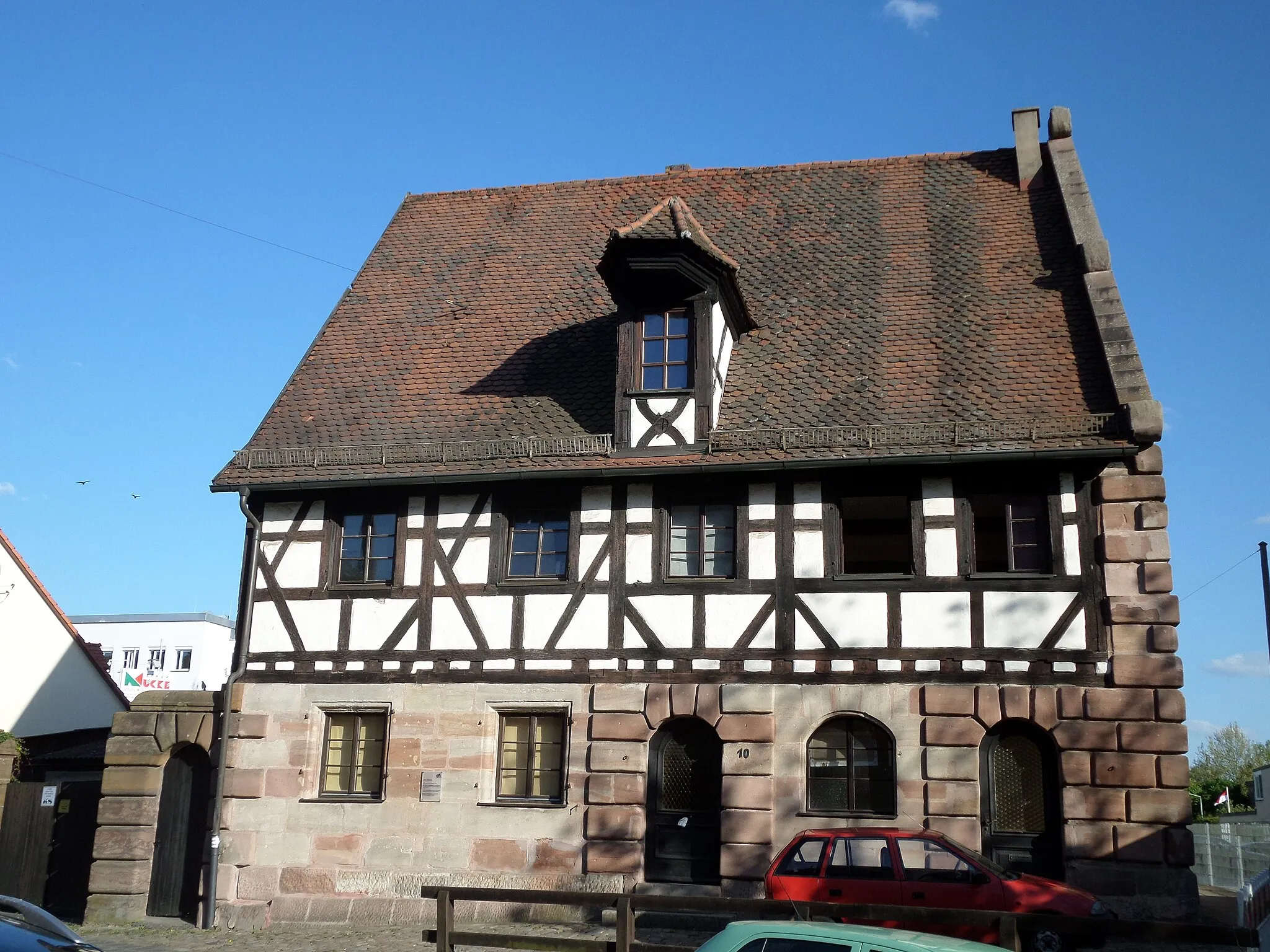 Photo showing: Laufamholzstraße 10 - Ehemalige Schmiede - Zweigeschossiger, traufständiger Satteldachbau mit Sandsteinerdgeschoss, Fachwerkobergeschoss, Eckrustika, Aufzugserker mit Schopfwalm, Fachwerk-Ostgiebel und Sandsteinwestgiebel mit Voluten, bez. 1686. - D-5-64-000-1178