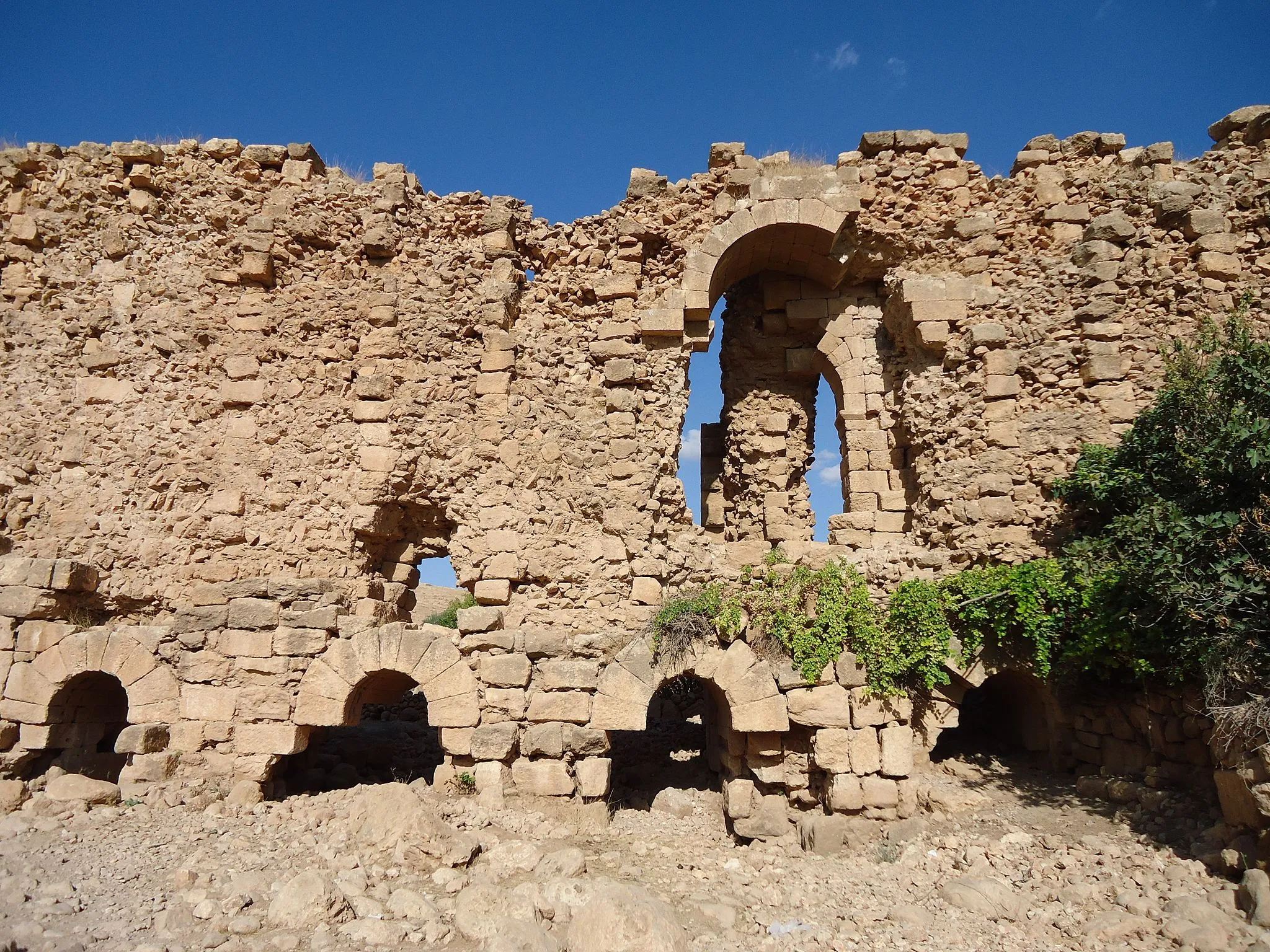Photo showing: Emperor Justinian's city walls of Dara