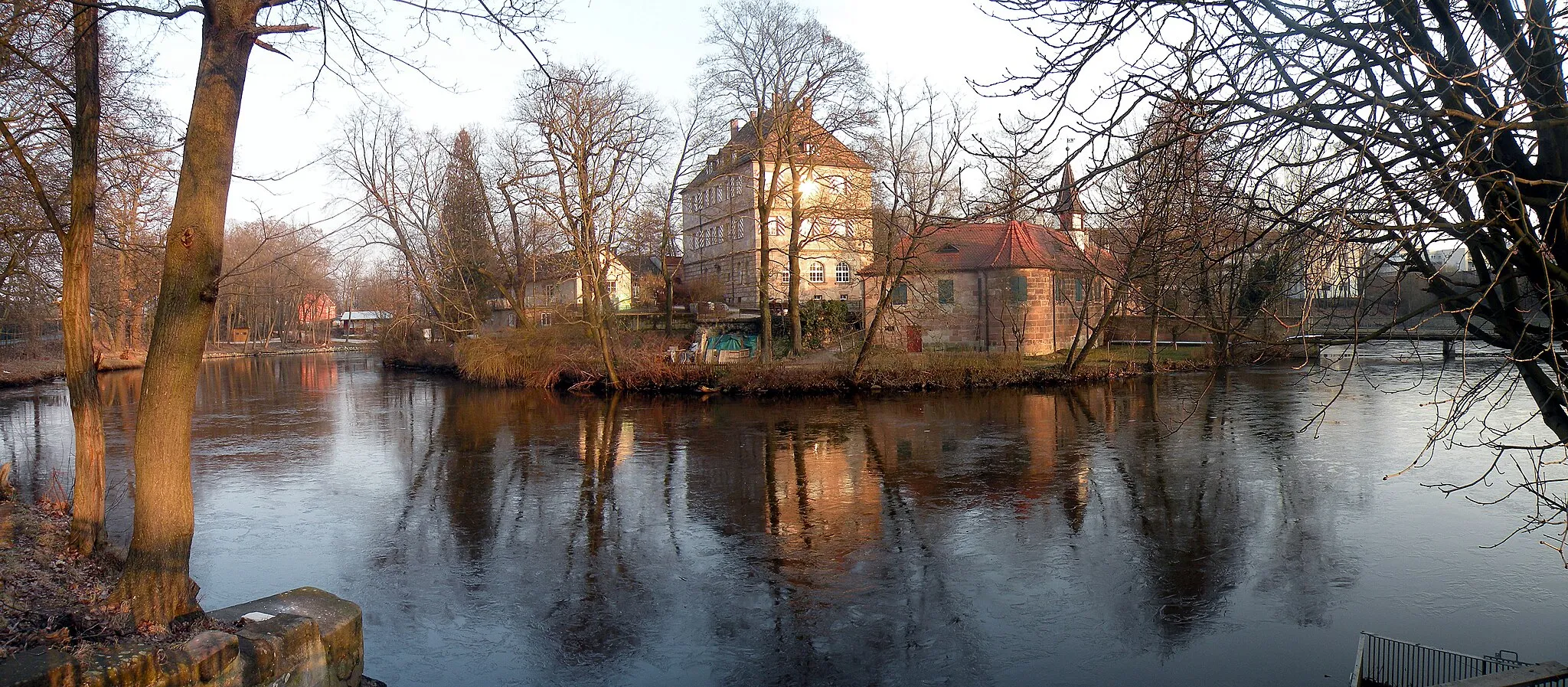 Photo showing: Нюрнберг. Р-н Гляйсхаммер. Замок Zeltnerschloss на воде