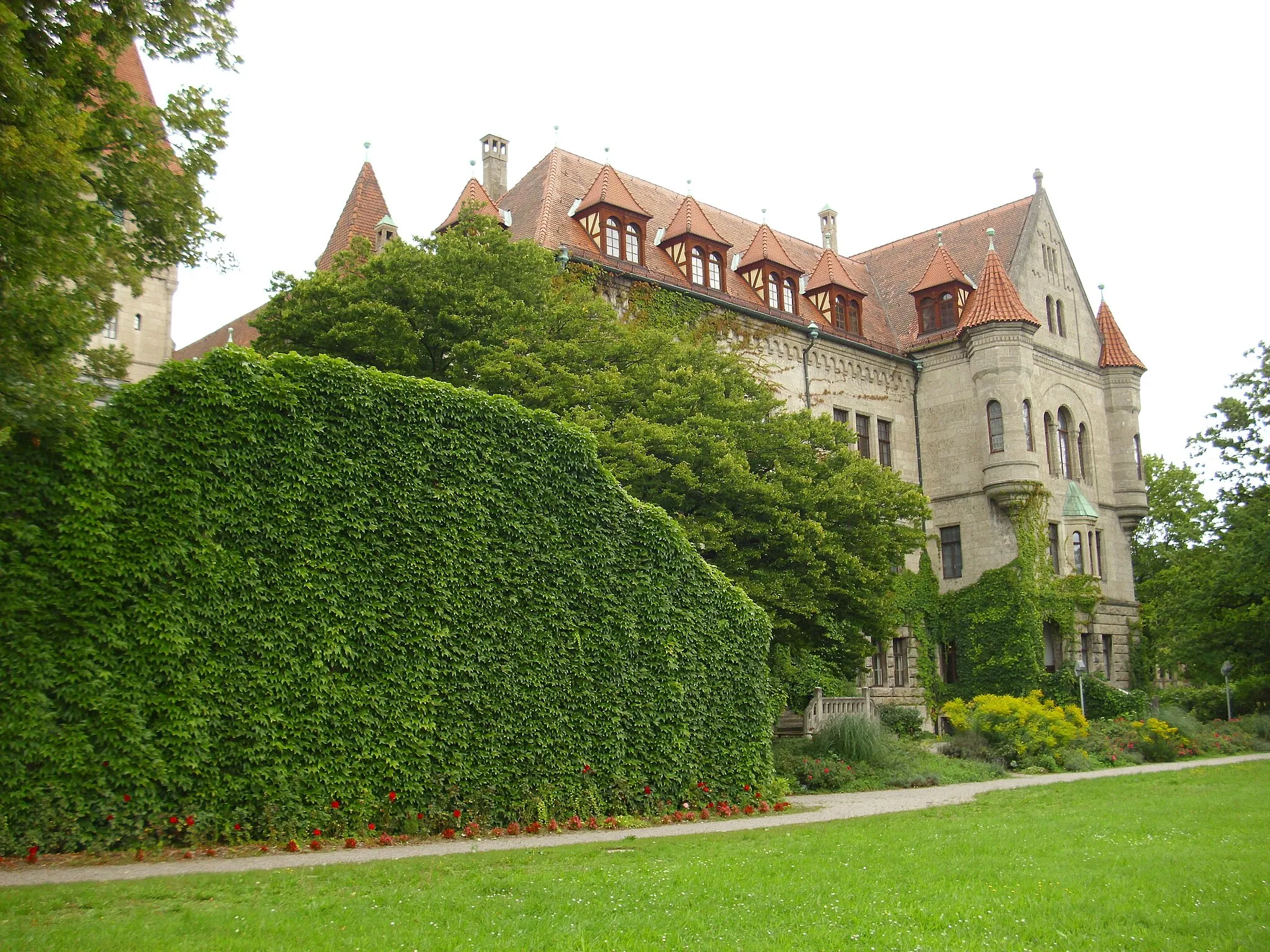 Photo showing: Faberschloss mit Park und anliegenden Villen Ende August 2010 02