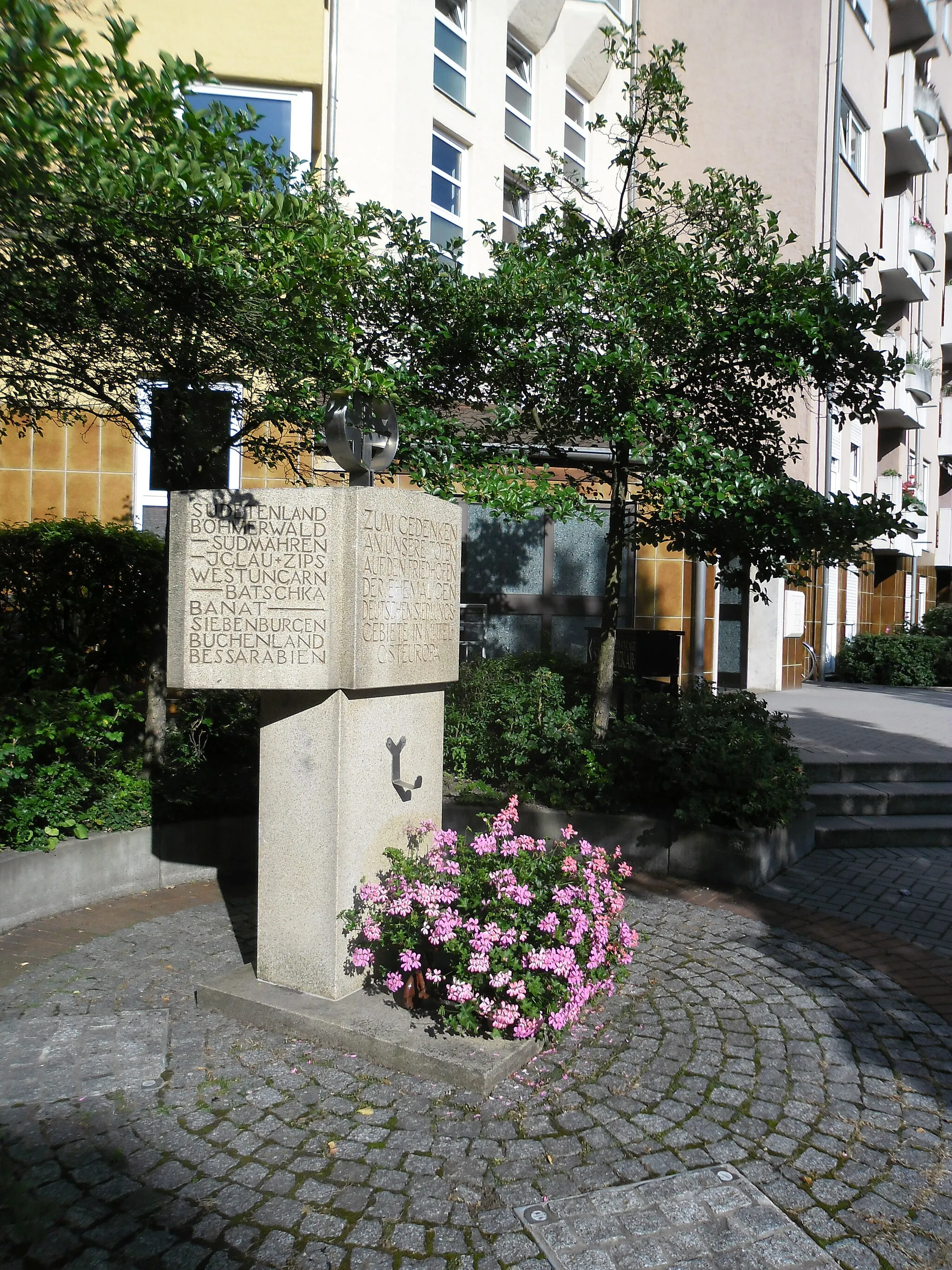 Photo showing: Gedenkstein für auf Friedhöfen im Sudetenland, Böhmerwald, in Südmähren, Iglau, Zips, Westungarn, in der Batschka, im Banat, in Siebenbürgen, im Buchenland und in Bessarabien bestatteten Volksdeutschen im Zuckmayerweg in Nürnberg-Langwasser