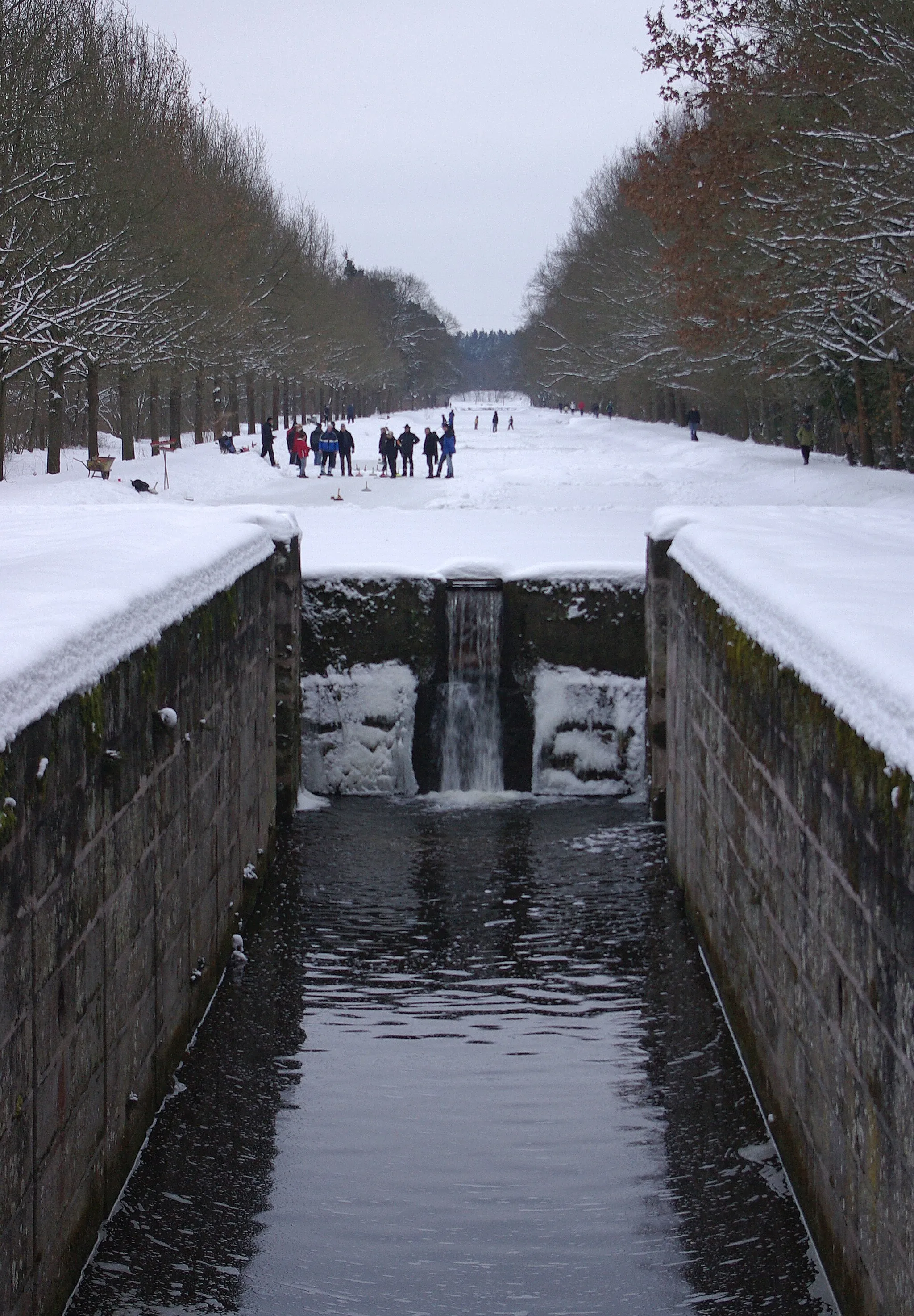 Photo showing: Eisstockschießen oberhalb der Schleuse 72 auf dem zugefrorenen Ludwig-Donau-Main-Kanal in Nürnberg-Gartenstadt