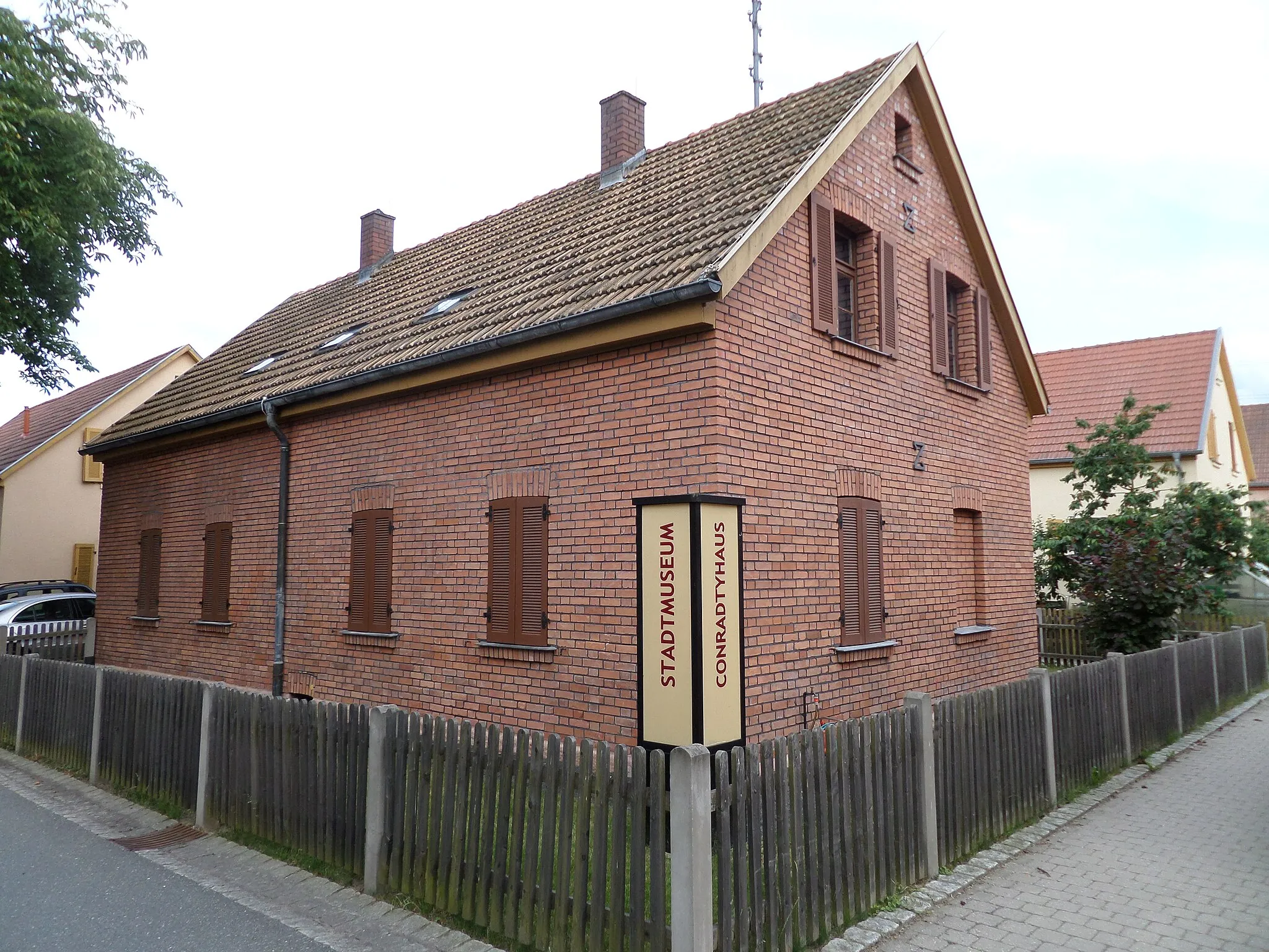Photo showing: Mühlgasse 1 - Ehem. Arbeiterwohnhaus - heute Stadtmuseum Conradtyhaus, eingeschossiges Doppelhaus mit Zwerchhaus, Sichtziegelbau, 1894; Teil des Ensembles Arbeitersiedlung I. - D-5-74-152-33