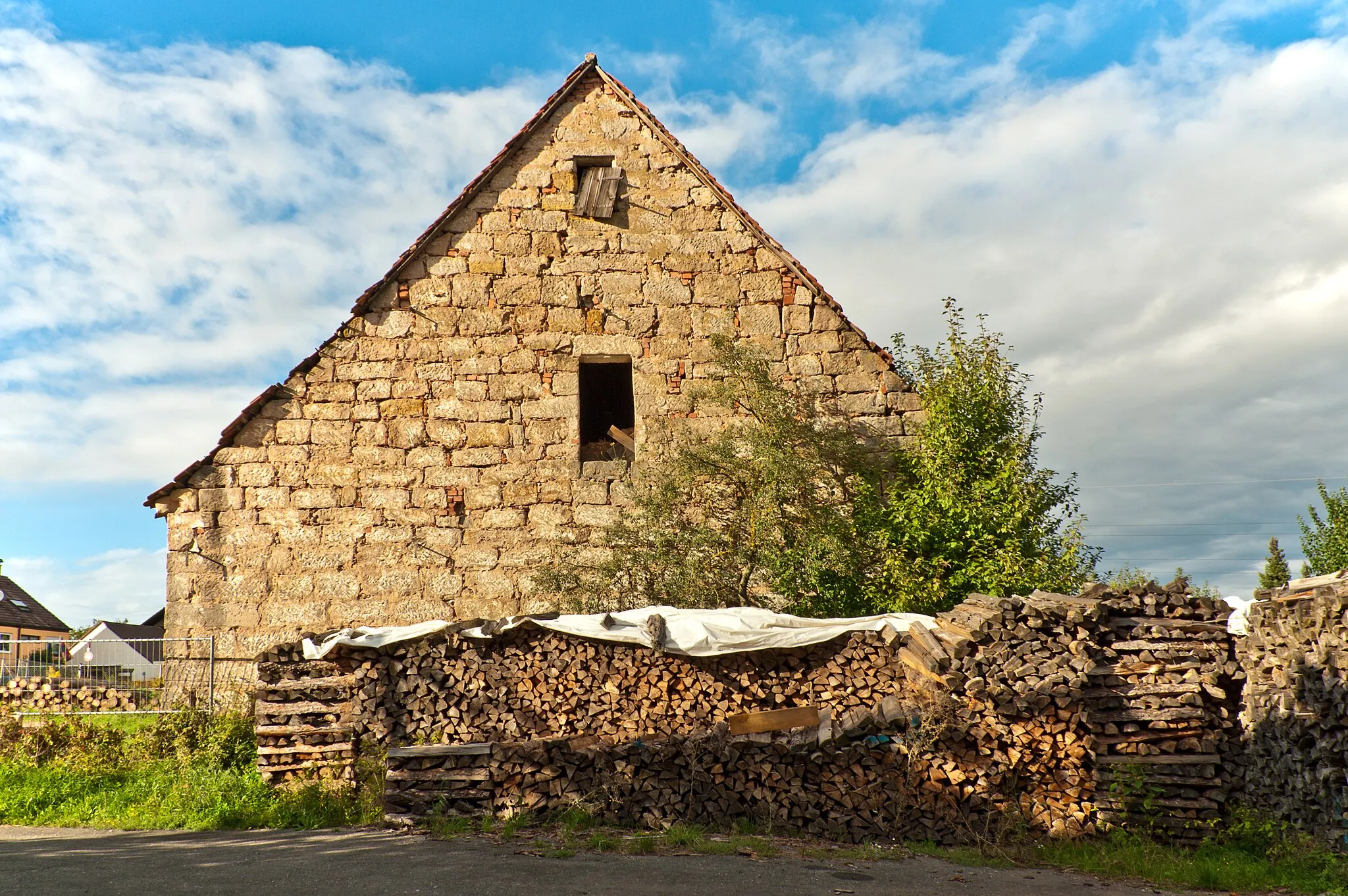 Photo showing: Abgängige Scheune an der Bushaltestelle in Bronnamberg (Zirndorf)