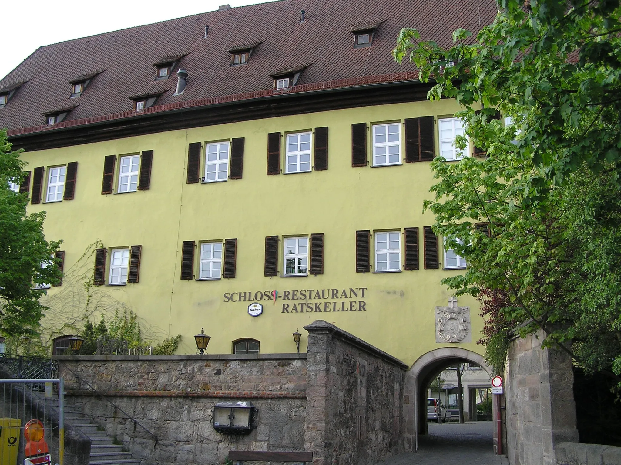 Photo showing: Das Herzogenauracher Schloss (heute Rathaus), ehemals Amtsschloß der Bamberger Fürstbischöfe; mit Wappen von Lothar Franz von Schönborn