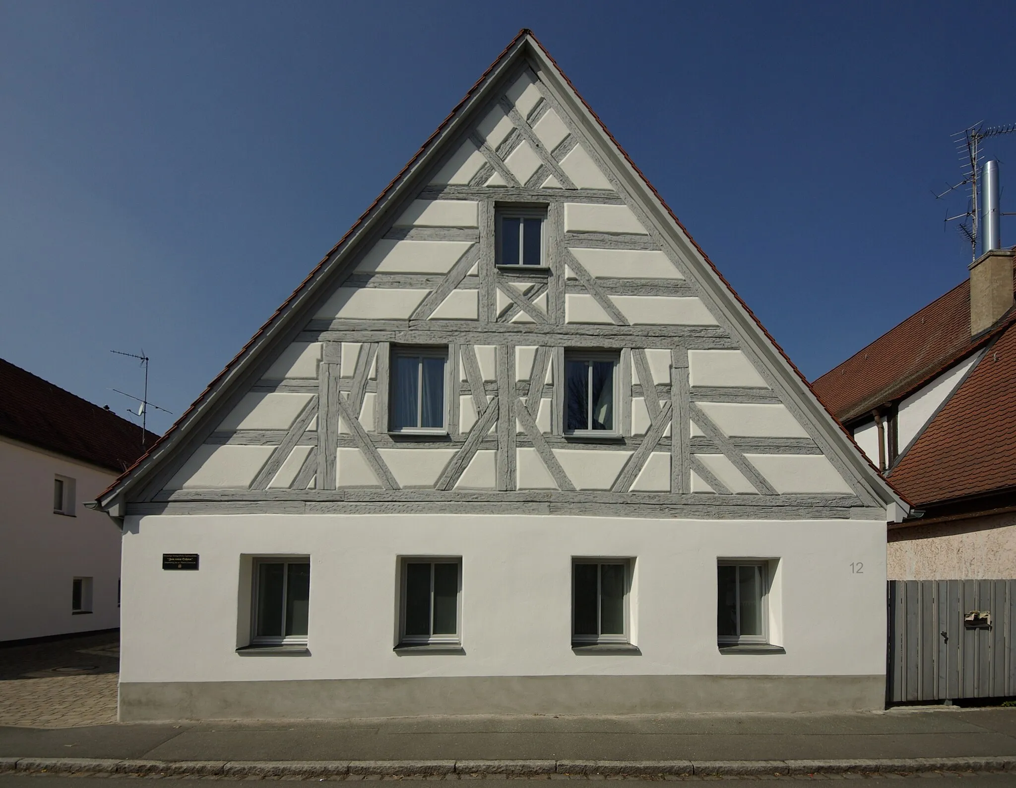 Photo showing: Ehemalige Markgräfliche Zapfenschenke Zum roten Ochsen im Branderweg im Erlanger Stadtteil Tennenlohe, zinspflichtig der evangelischen Pfarrei Uttenreuth.