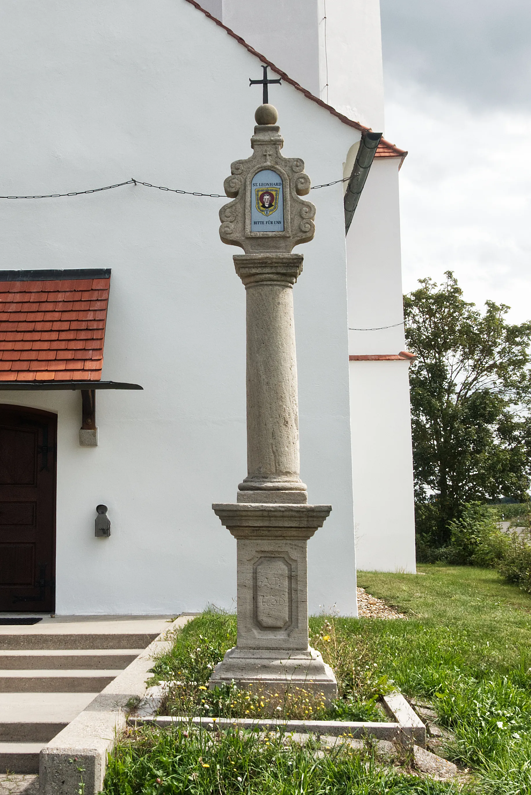 Photo showing: Bildstock bei St. Leonhards-Kapelle, Fremdingen, Landkreis Donau-Ries, Bayern. Auf einer Säule ein Aufsatz mit Volutenspangen, 1736 (bezeichnet), Sockel 2013 erneuert (bezeichnet)