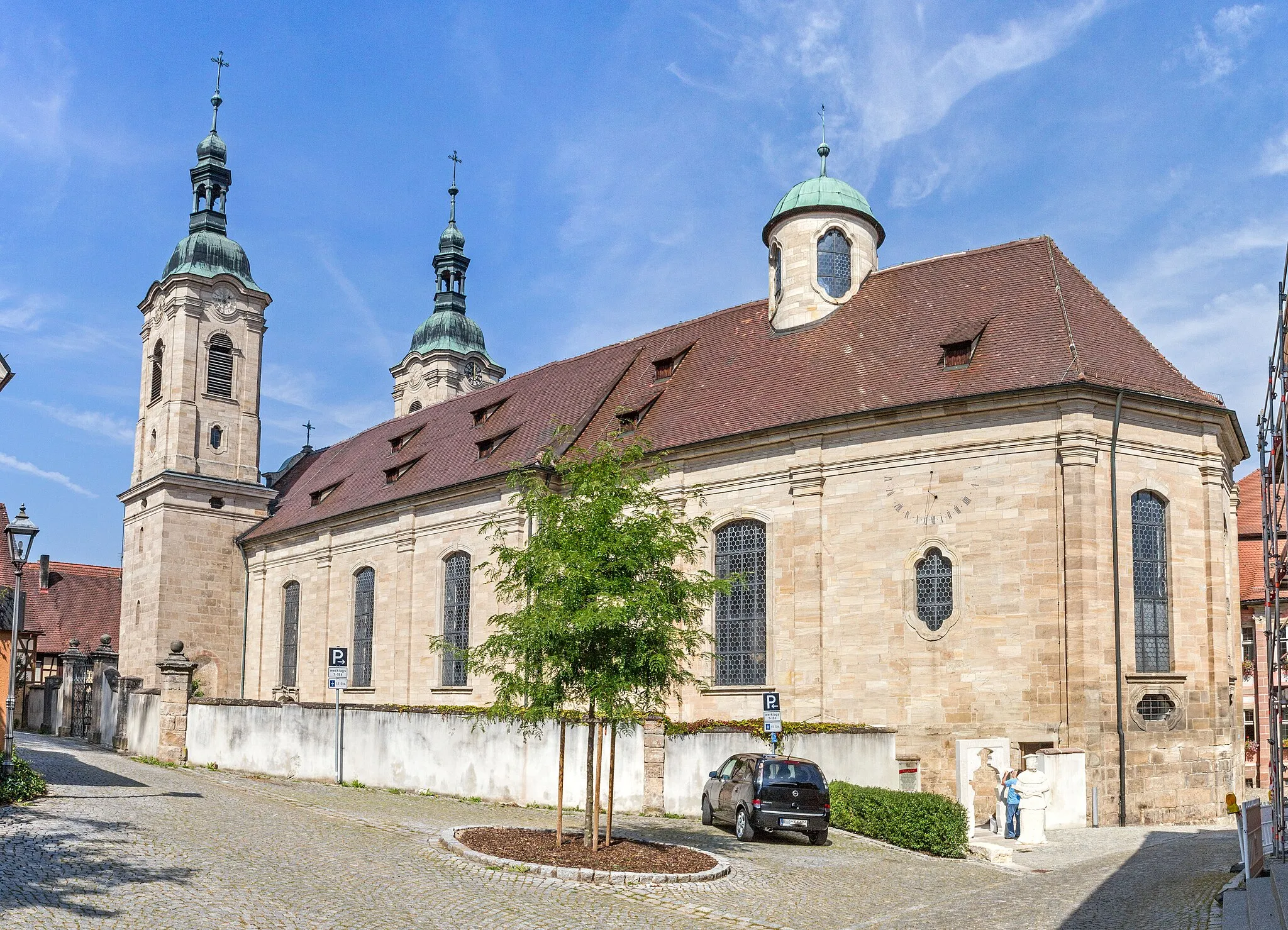 Photo showing: Ehem. Stiftskirche St. Nikolaus, einschiffige barocke Anlage mit seitlich ausspringenden Westtürmen, 1767-70 durch Matthias Binder über Grundlage des 14. Jahrhundert neu errichtet; mit Ausstattung; ummauerter ehem. Stiftsfriedhof mit Grabdenkmälern auf der Südseite, 1768.