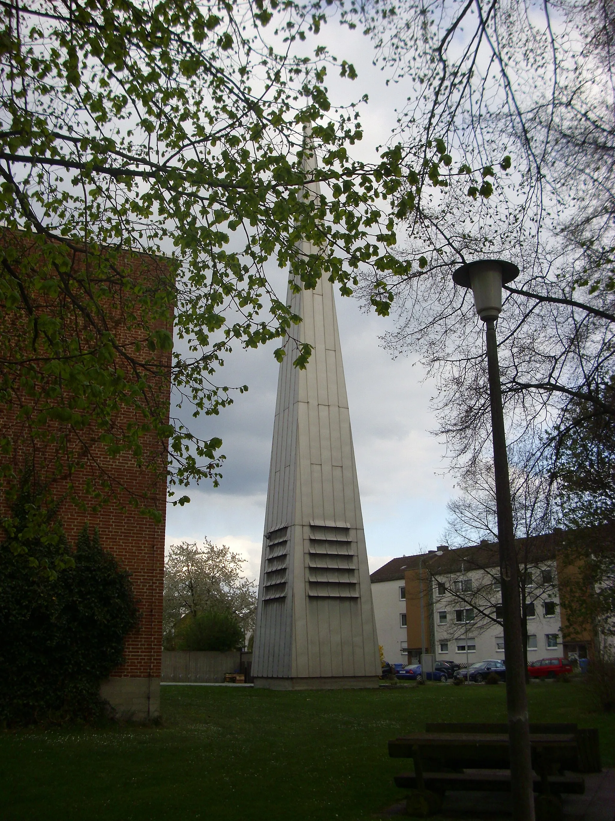 Photo showing: Spitzhelmförmiger freistehender Glockenturm der evangelischen Kirche zu Nürnberg-Boxdorf an der Kronacher Straße