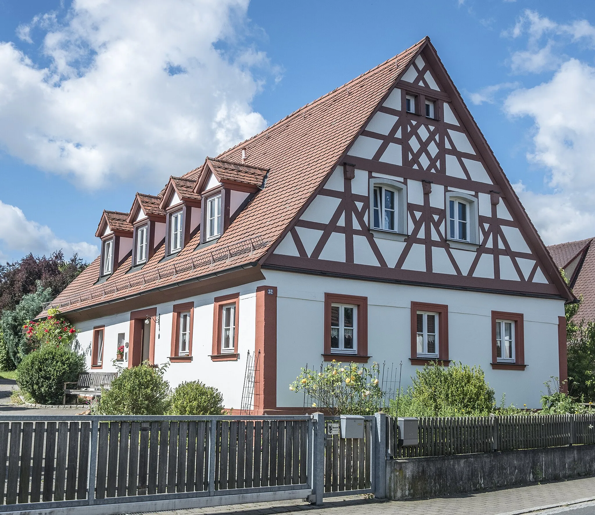 Photo showing: Bauernhaus, eingeschossiges giebelständiges Satteldachhaus, massiv und Giebelfachwerk, erste Hälfte 19. Jahrhundert