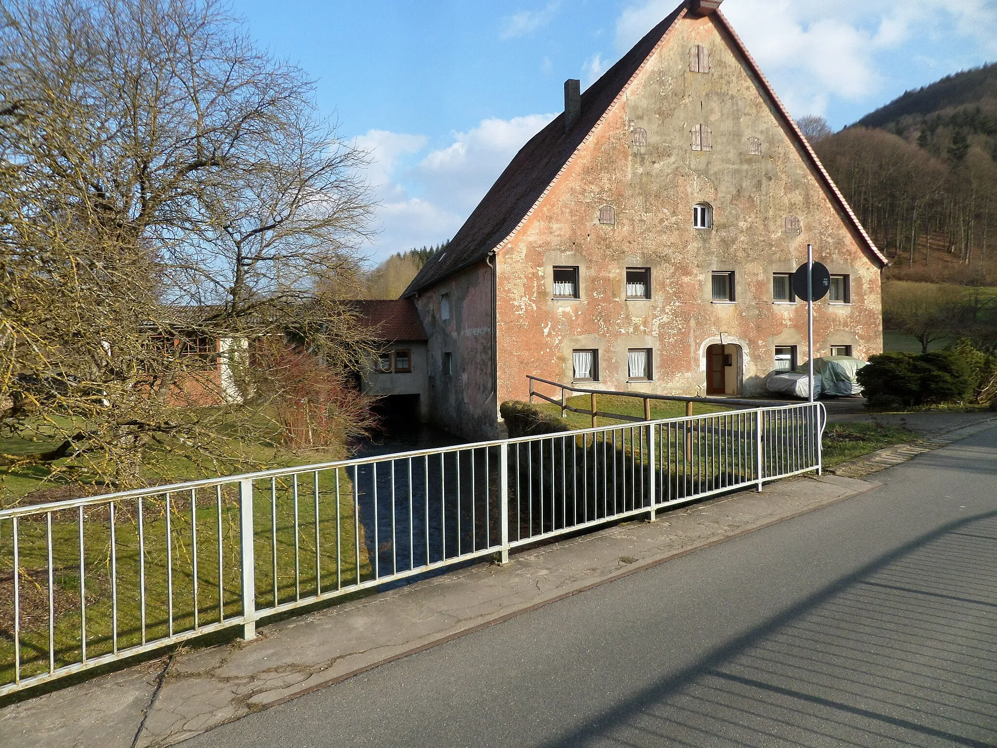 Photo showing: Arzloher Straße 7 Sogenannte Weidenmühle Zweigeschossiger Schopfwalmdachbau, mit verputztem Fachwerk, zum Teil erneuert, 18. Jahrhundert Mühlgraben D-5-74-147-1