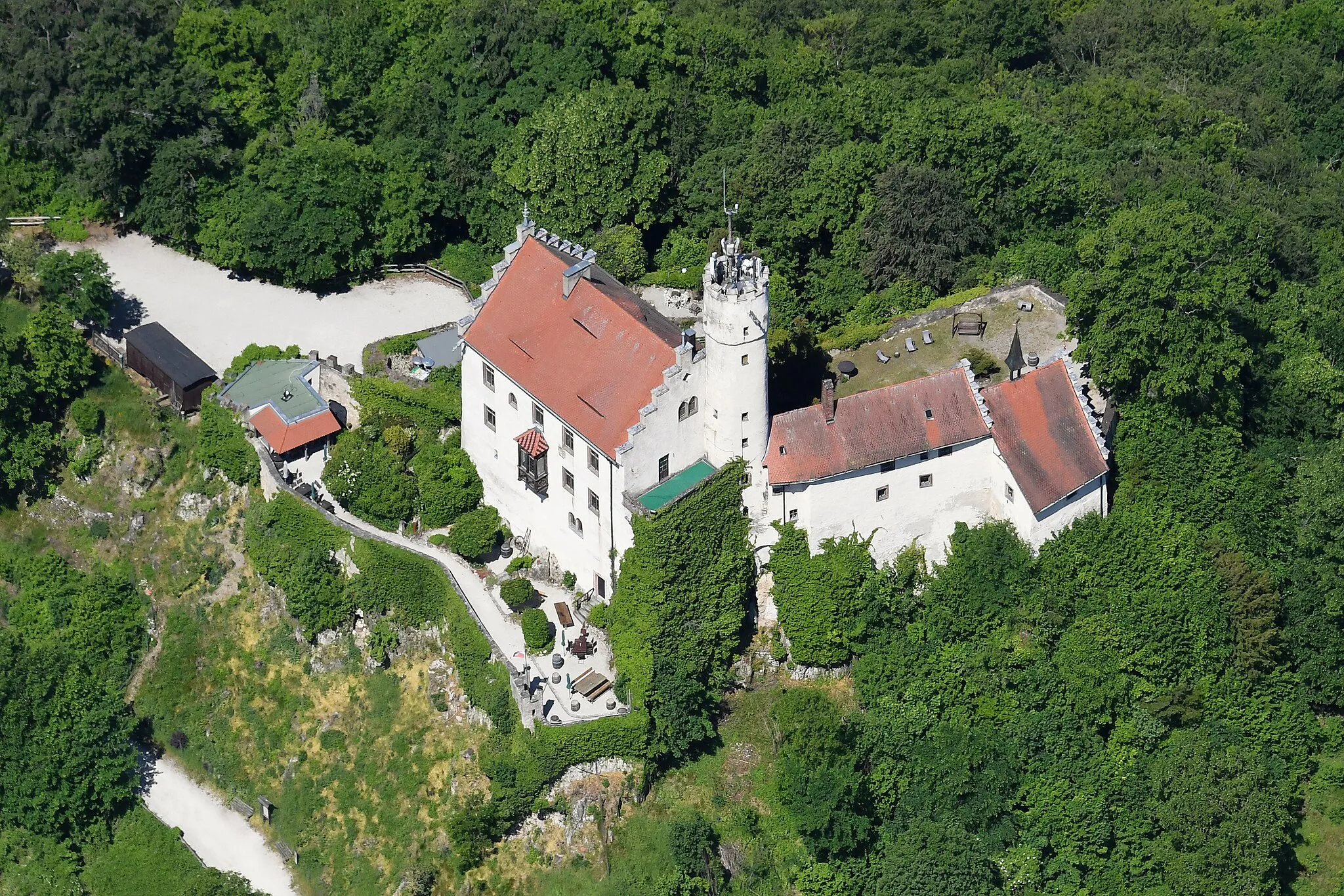 Photo showing: Aerial image of Burg Gößweinstein (view from the southeast)