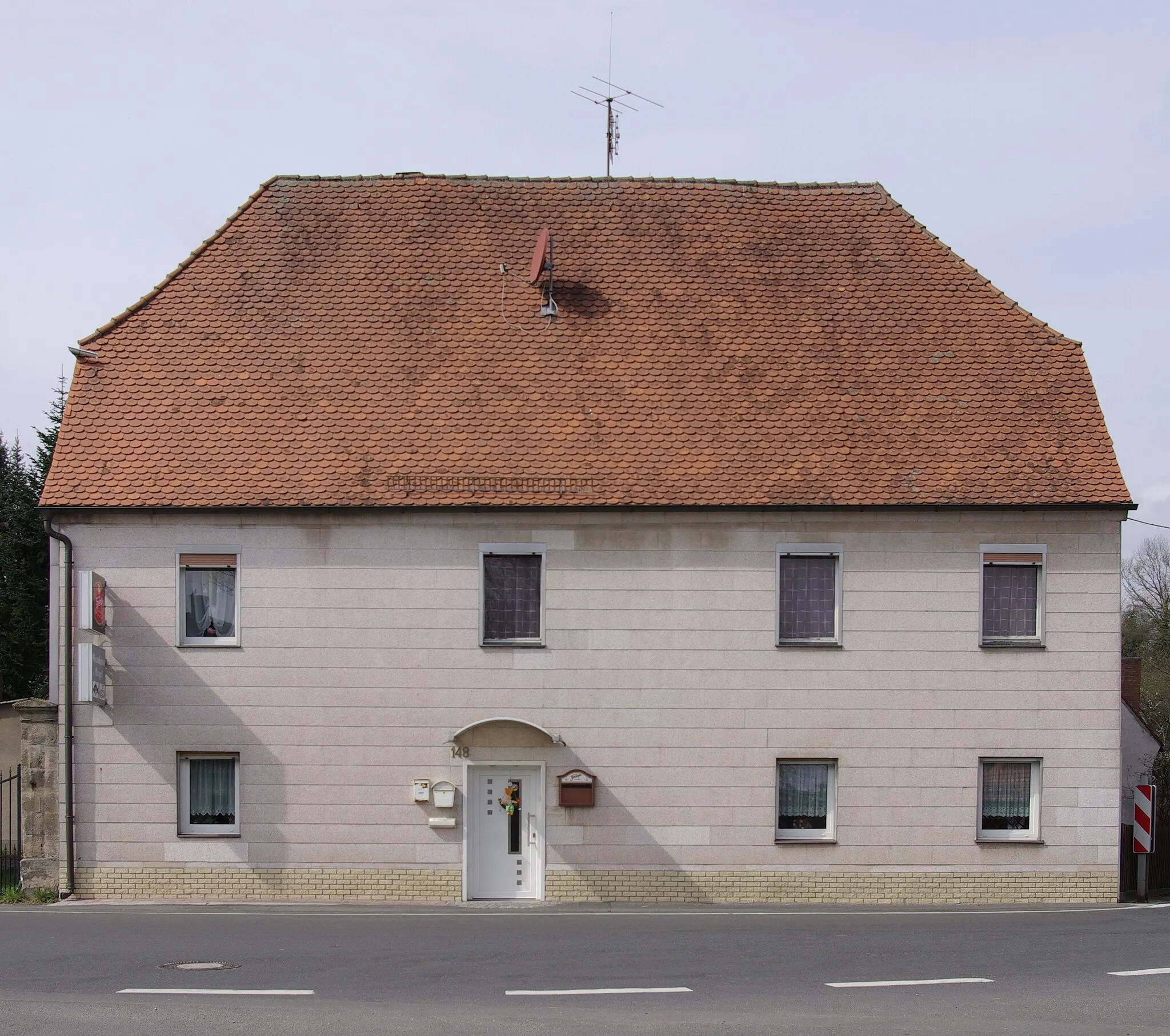 Photo showing: Haus aus dem 18. Jahrhundert mit Faserzement-Fassadenverkleidung im Erlanger Stadtteil Schallershof.