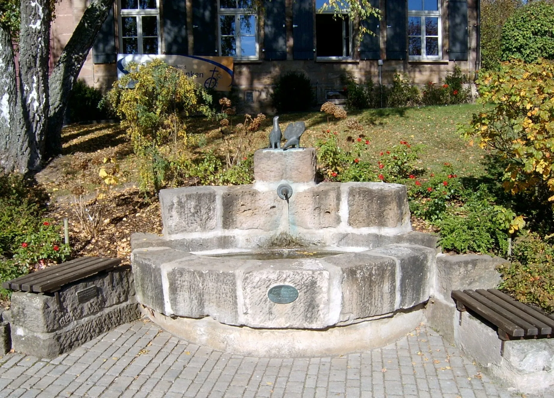 Photo showing: Brunnen mit Taubenskulptur