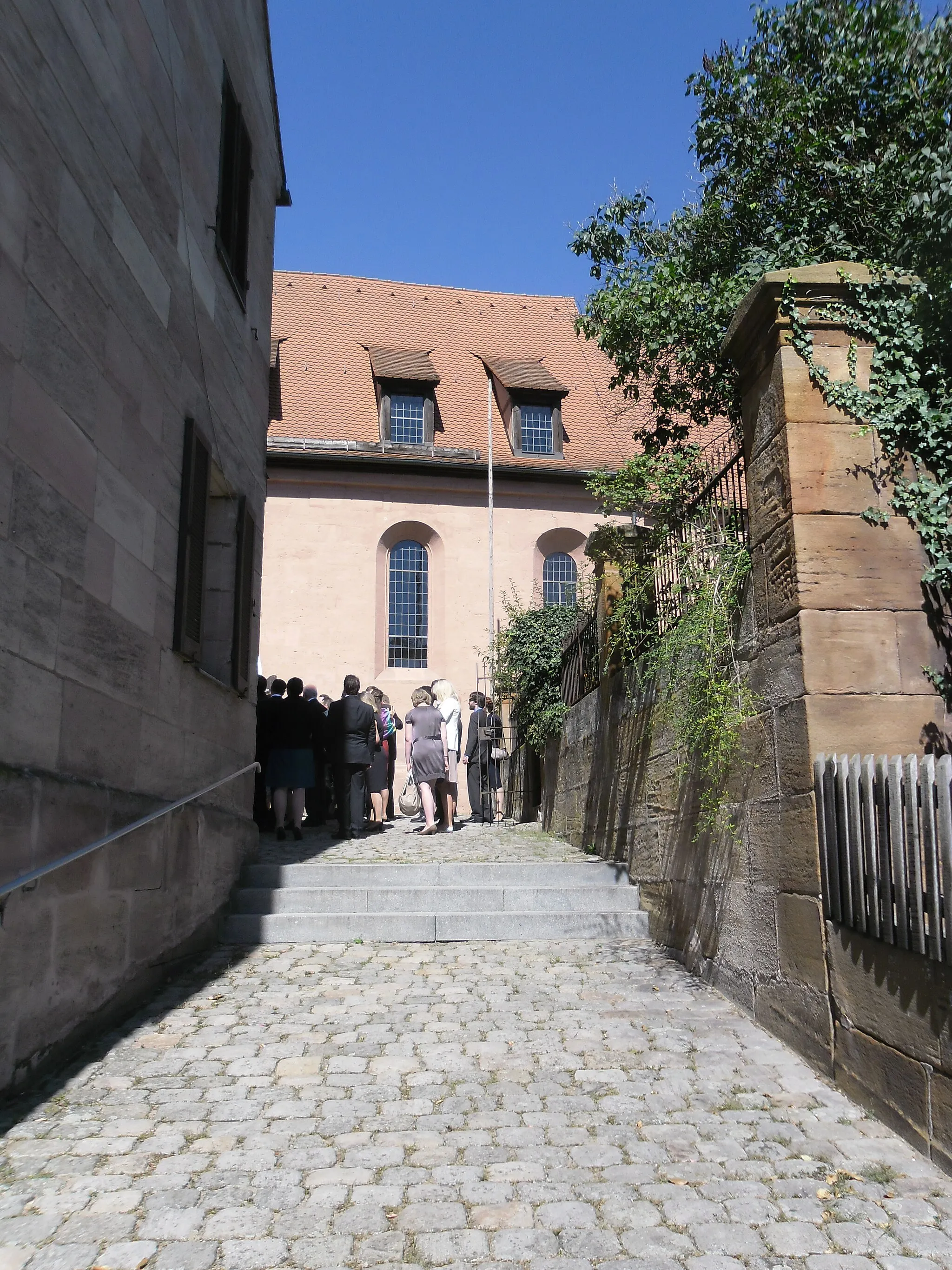 Photo showing: Die Matthäuskirche von Vach um die Mittagszeit an einem Samstag Anfang September 2012 während einer Hochzeit