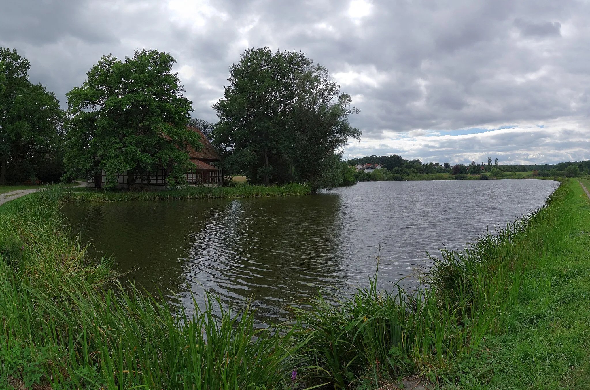 Photo showing: Kosbach is a village of the city Erlangen in Germany. Kosbach is surrounded by many fish ponds, one cluster of which is called "Wellesweiher". This is one of the fish ponds of this cluster.