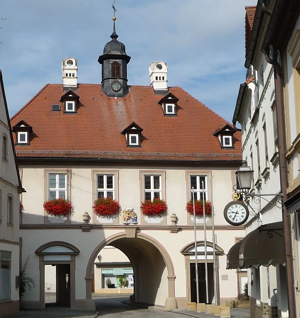 Photo showing: Von einst drei Toren ist nur das Obere Tor aus dem Jahr 1720 erhalten; es ist heute Teil des Rathauses.