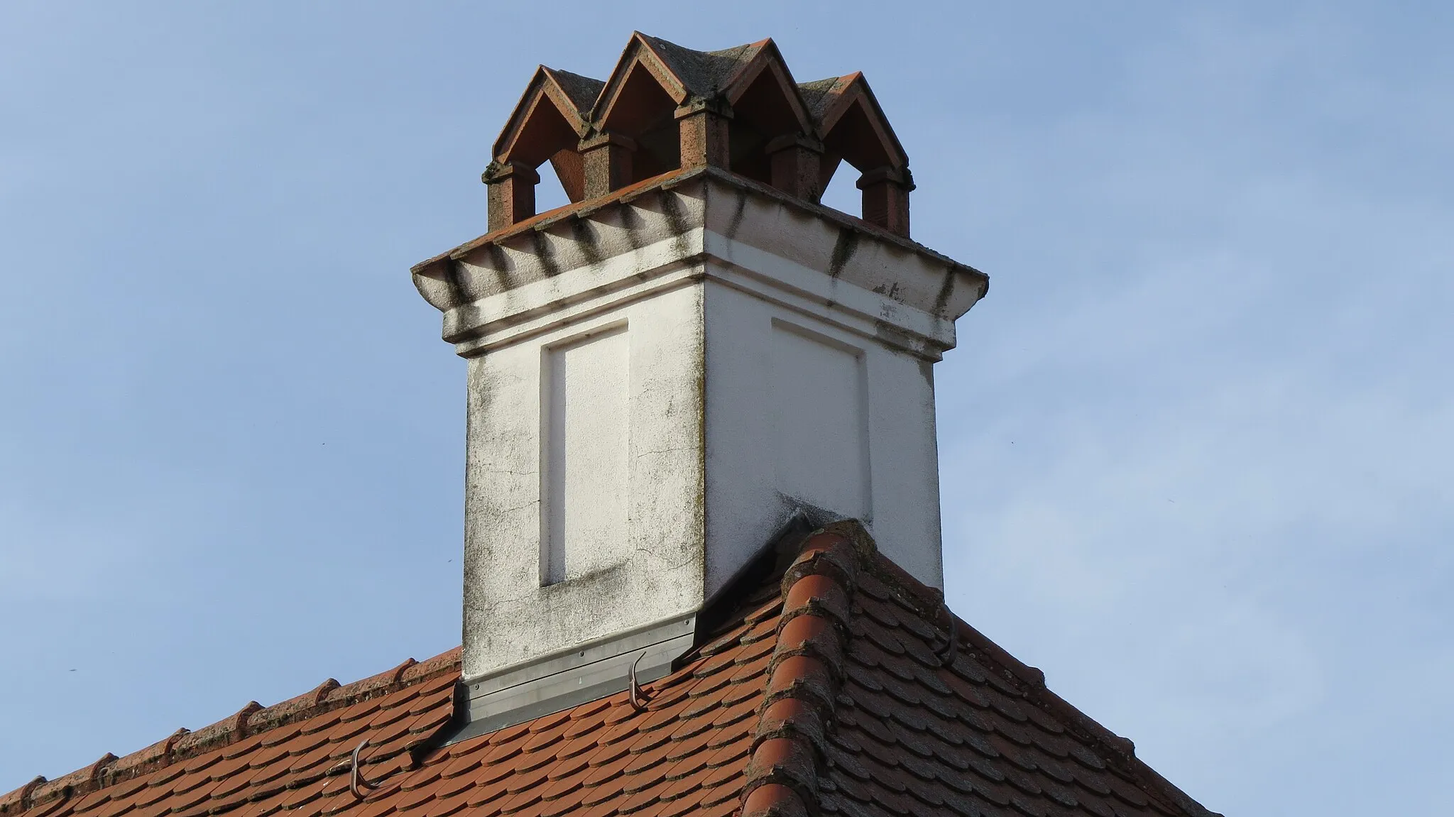 Photo showing: Schloss; Zweiflügelbau, der Nordflügel mit Ecksporen 1704 über Kern von 1574, der Südflügel 1719; mit Ausstattung; von der ursprünglichen Befestigung einzelner Rundturm, 1597, im 18. Jahrhundert erhöht; Kapellenflügel mit Evang.-Luth. Kirche, Mitte 18. Jahrhundert, um 1830 erweitert (= Haus Nummer 23); Kanzleigebäude, Mansarddachbau, bezeichnet 1792; Nebengebäude eingeschossiges Walmdachhaus, bezeichnet 1780; Ummauerung; Park, 18. Jahrhundert, im frühen 19. Jahrhundert in einen englischen Landschaftspark verwandelt.