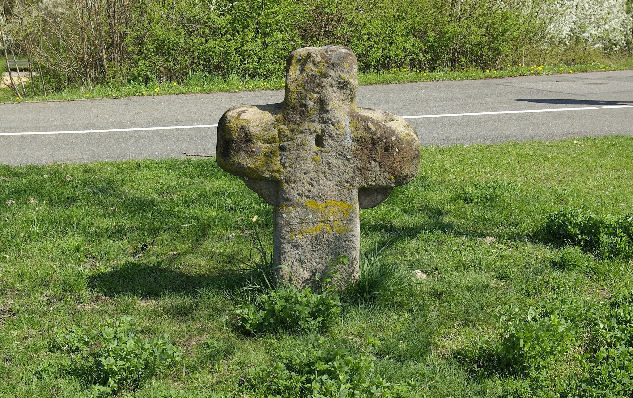 Photo showing: Steinkreuz Würzburger Straße / Am Kieselbühl im Fürther Stadtteil Unterfarrnbach.