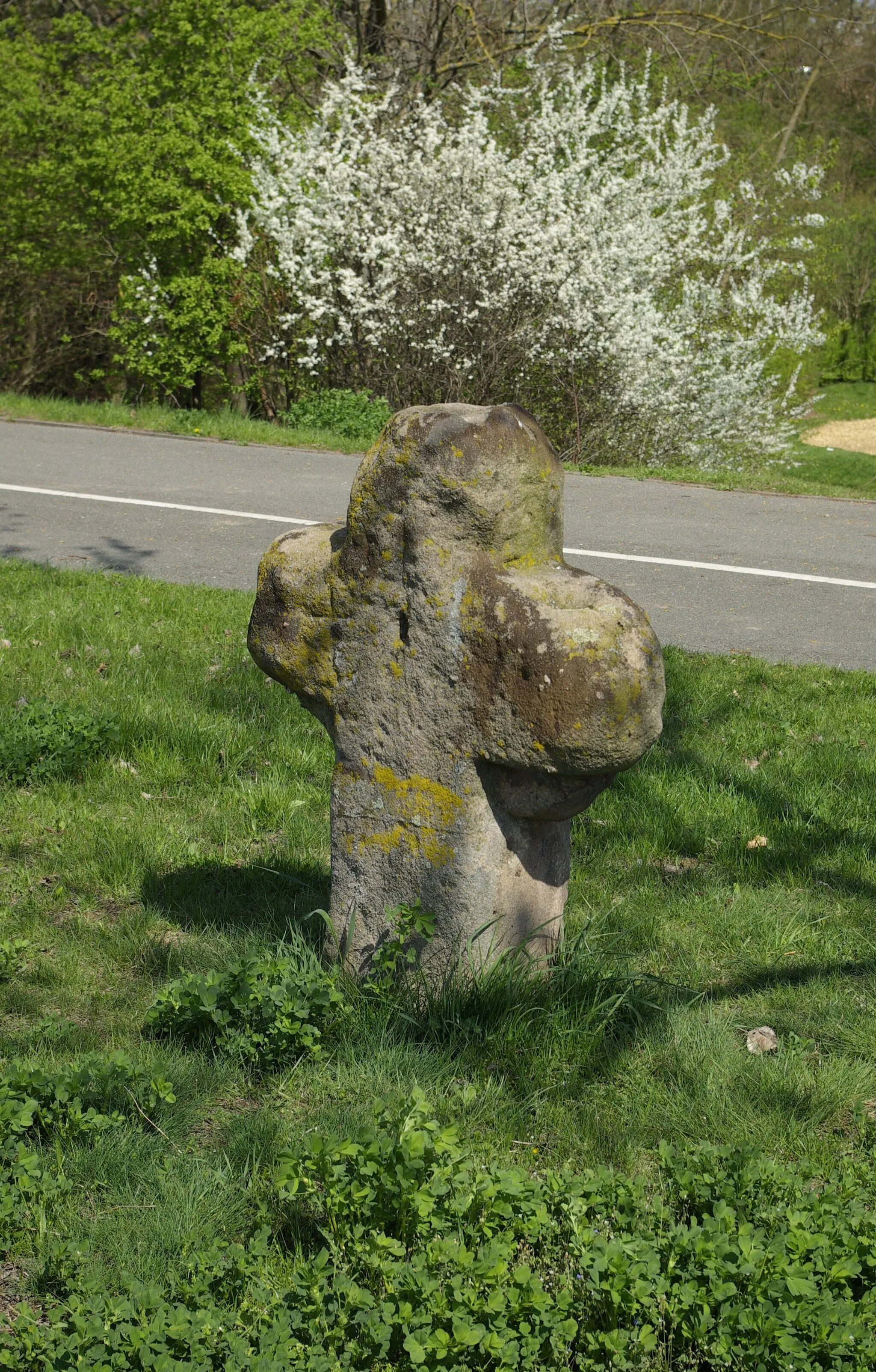 Photo showing: Steinkreuz Würzburger Straße / Am Kieselbühl im Fürther Stadtteil Unterfarrnbach.