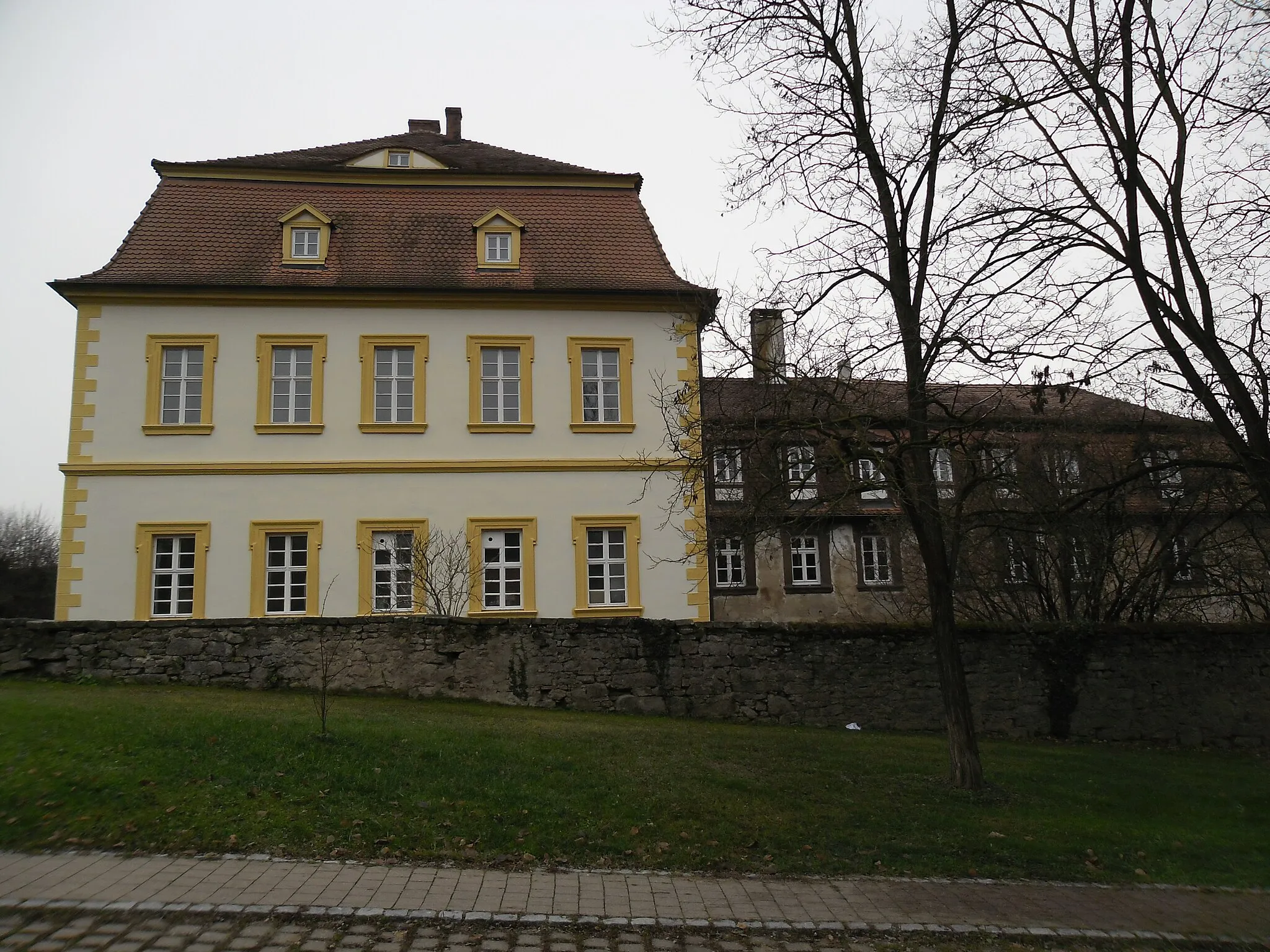 Photo showing: Bilder aus der Gemeinde Trautskirchen, unter anderem mit der Pfarrkirche St. Laurentius und dem Schloss, entstanden überwiegend in der Hauptstraße und in der Schlossstraße im Gemeindegebiet links der Zenn