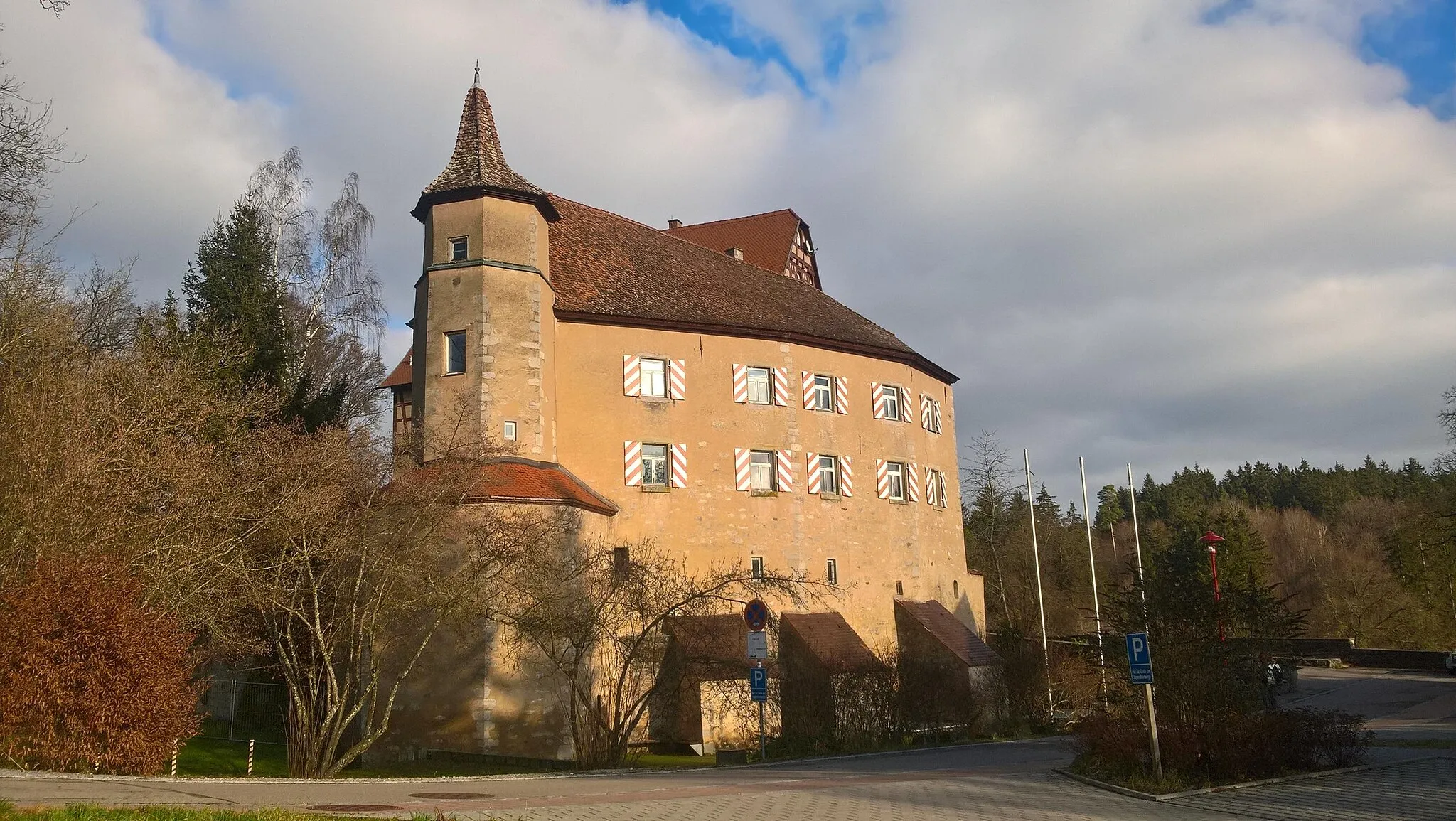 Photo showing: wurde zwar zum Schloss umgebaut hat aber seinen Burgcharakter weitgehendst erhalten.