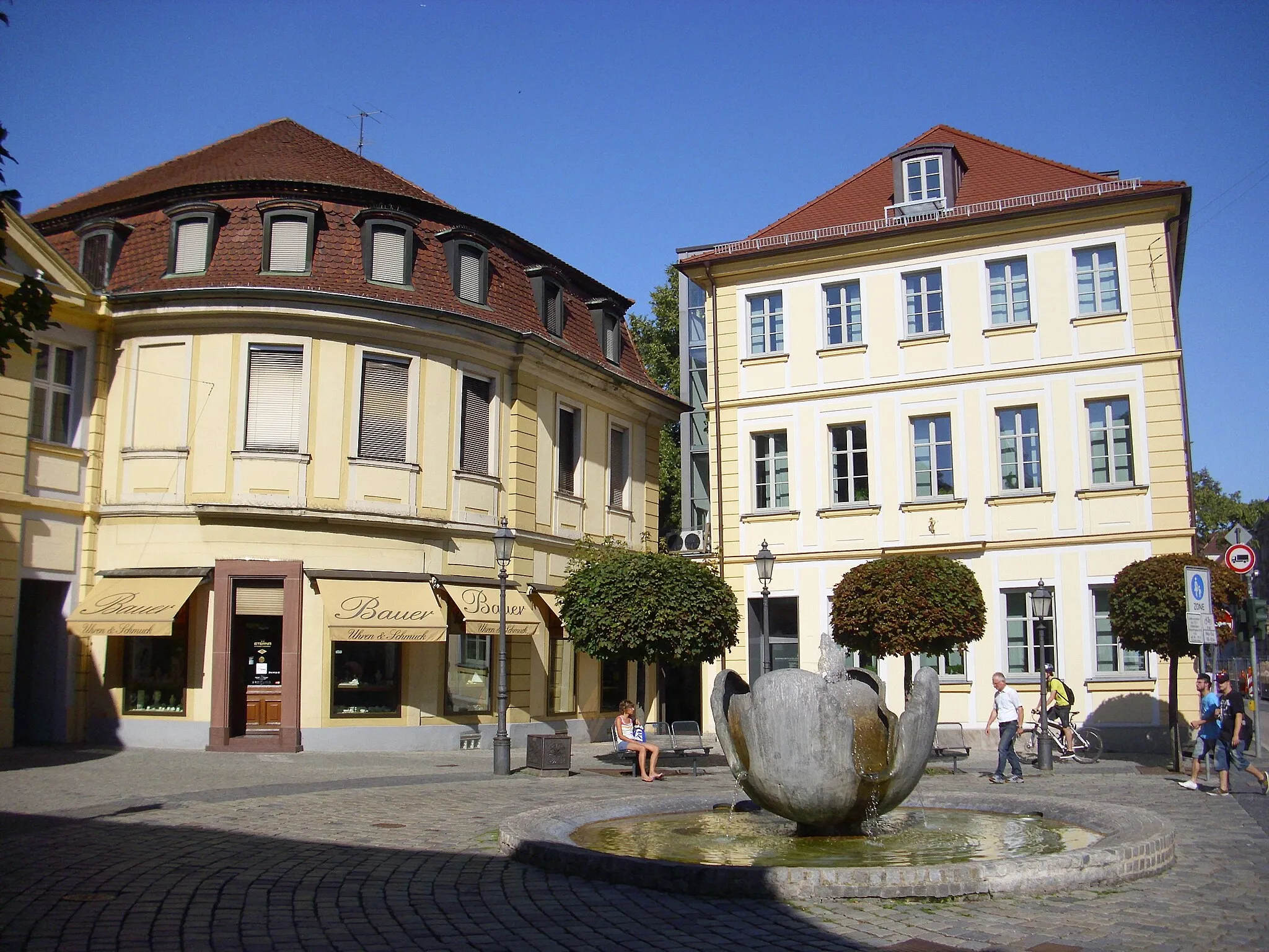 Photo showing: Das Herrieder Tor liegt im Süden der Ansbacher Altstadt an der Kreuzung von Uzstraße, Promenade, Maximilianstraße und Schalkhäuser Straße. Im Vordergrund: Tulpen-Brunnen von Josef Gollwitzer, Bronze, 1979 erbaut.