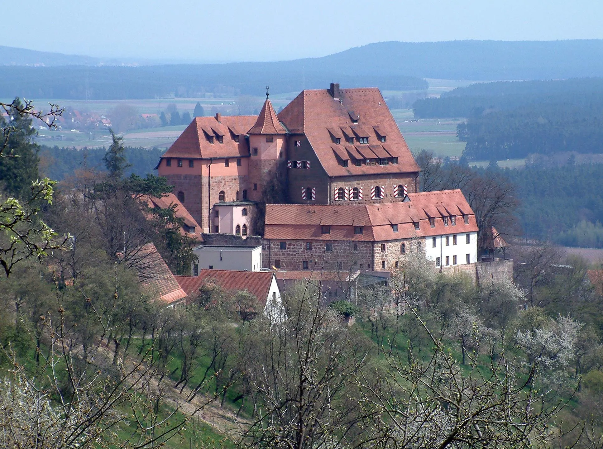 Photo showing: Burg Wernfels von Thailenberg aus gesehen
The Castle Wernfels near the town Spalt in Frankonia, Germany, seen from the village Thailenberg.