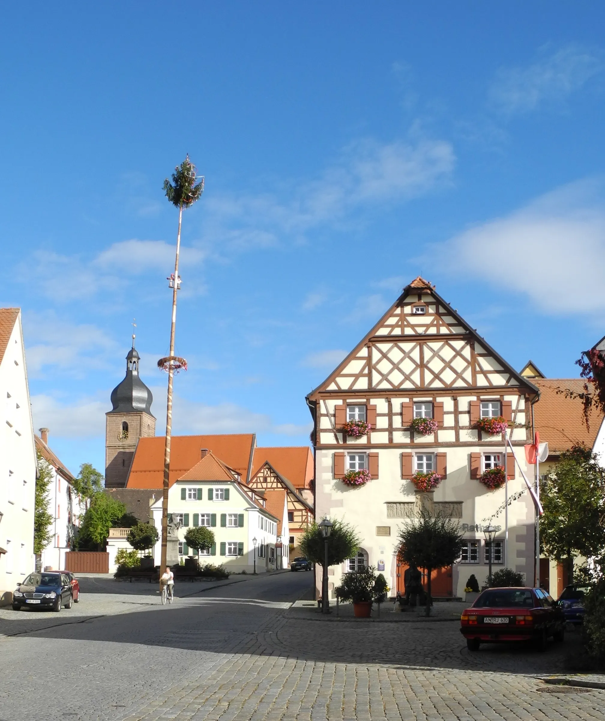 Photo showing: Merkendorf - Ortszentrum mit Rathaus und Kirchweihbaum, dahinter das Kriegerdenkmal für die Gefallenen des I. Weltkrieges